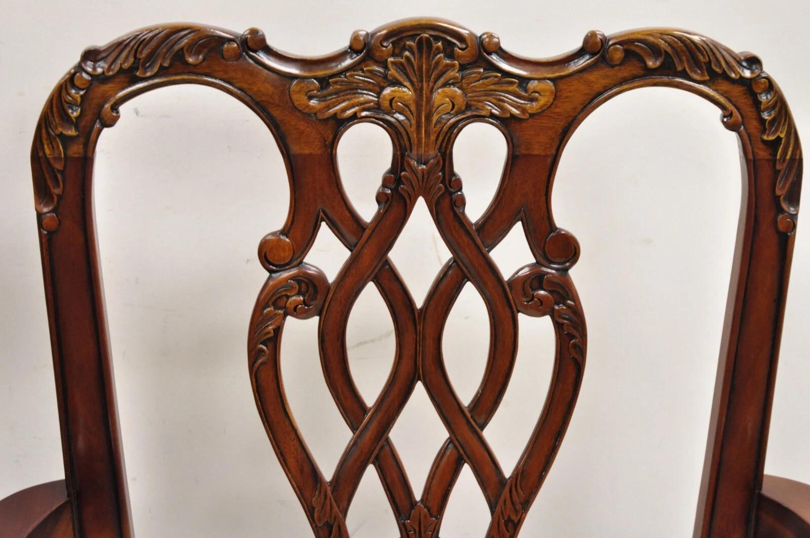Paire de chaises à bras de salle à manger en acajou sculpté de style Chippendale - Ball and Claw Bon état - En vente à Philadelphia, PA