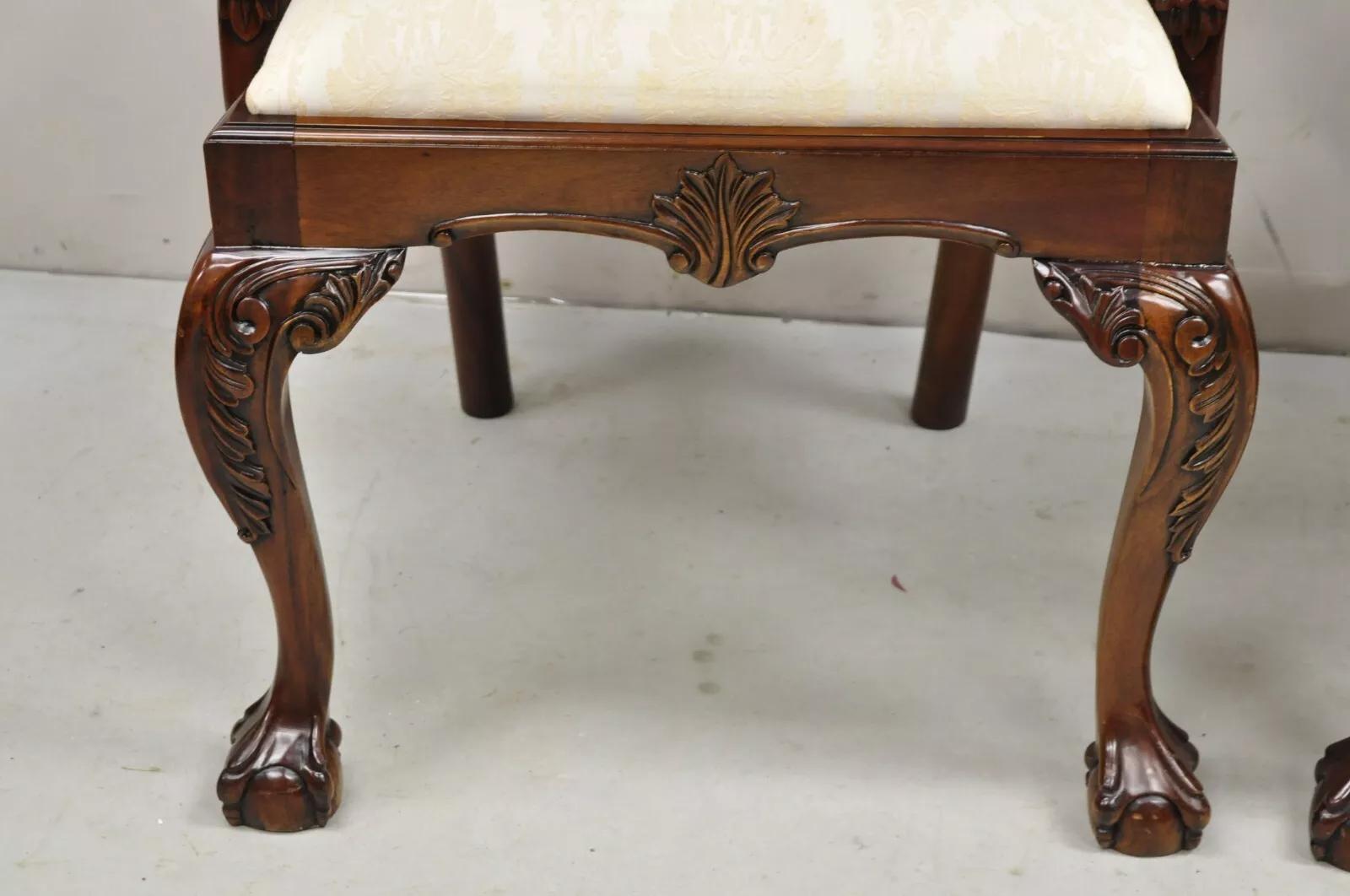 XX secolo Poltrone da pranzo in stile Chippendale inglese in mogano intagliato Ball and Claw - una coppia in vendita
