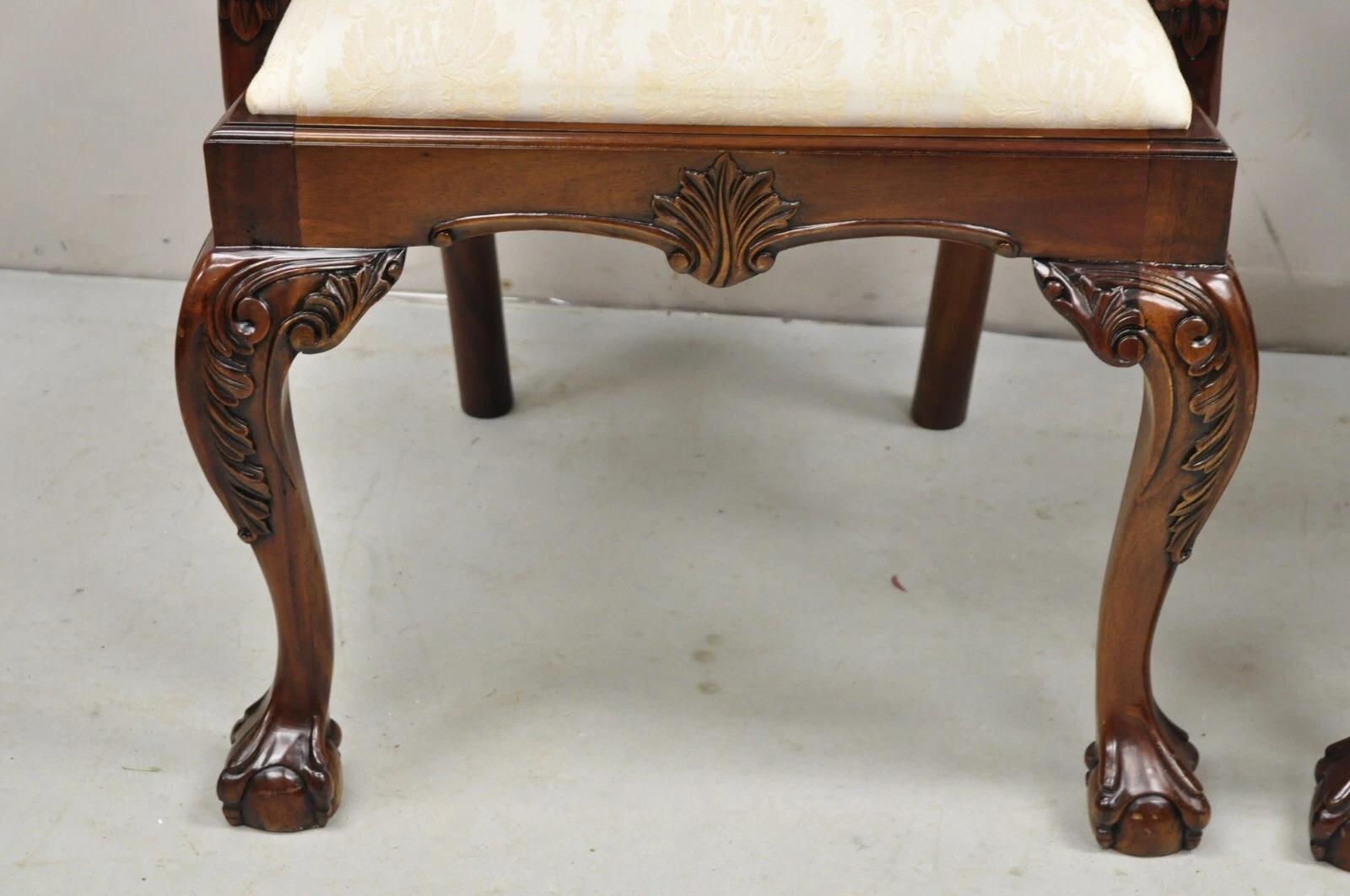 20ième siècle Paire de chaises à bras de salle à manger en acajou sculpté de style Chippendale - Ball and Claw en vente