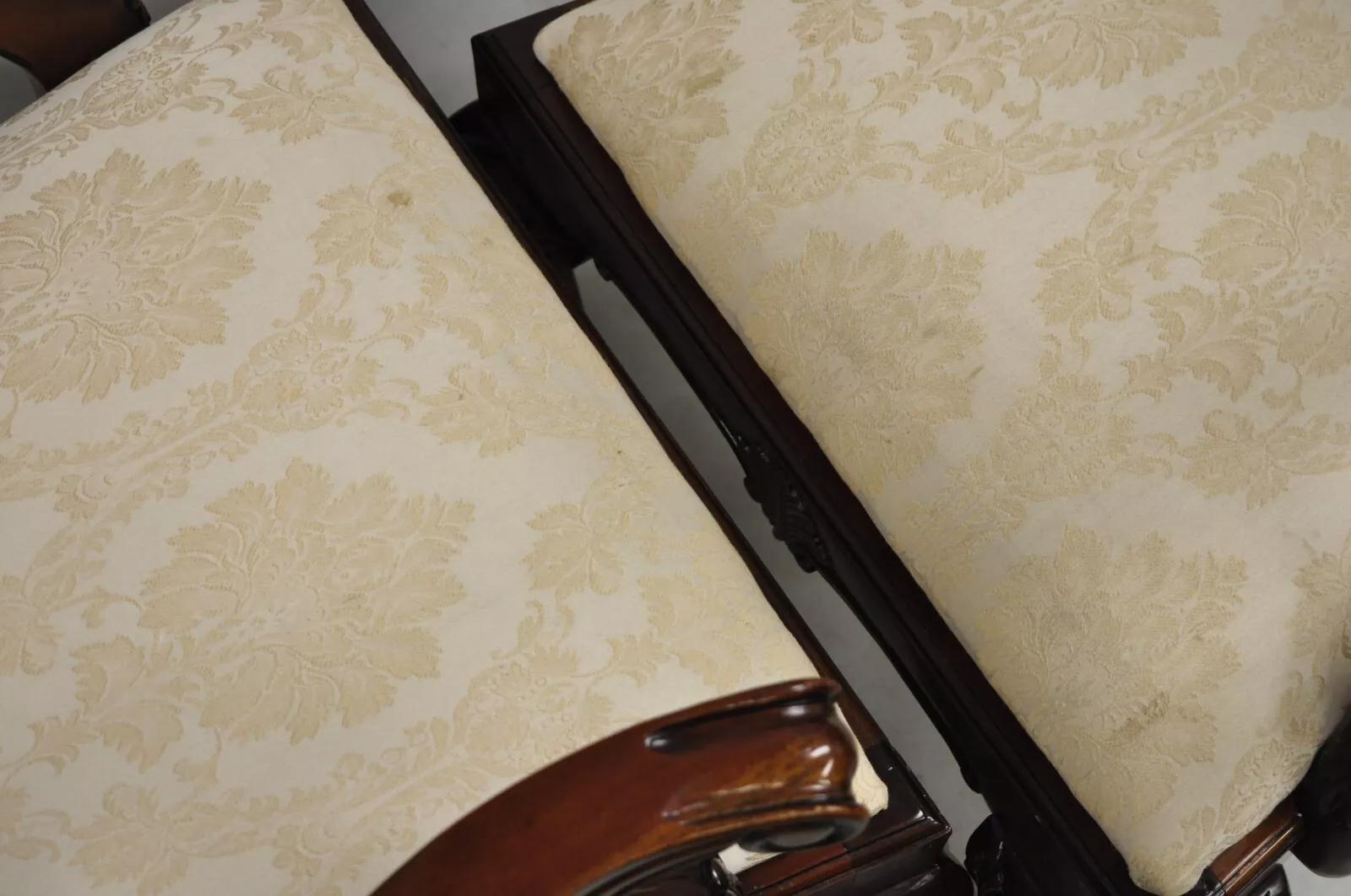 Mogano Poltrone da pranzo in stile Chippendale inglese in mogano intagliato Ball and Claw - una coppia in vendita