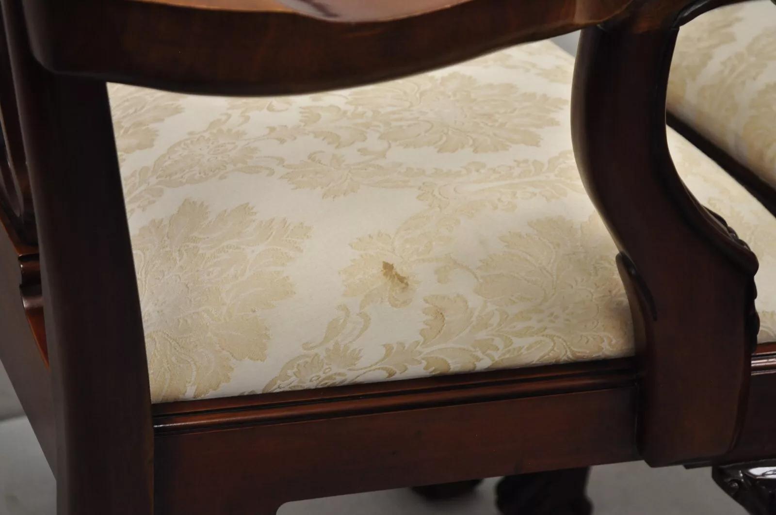 Poltrone da pranzo in stile Chippendale inglese in mogano intagliato Ball and Claw - una coppia in vendita 1