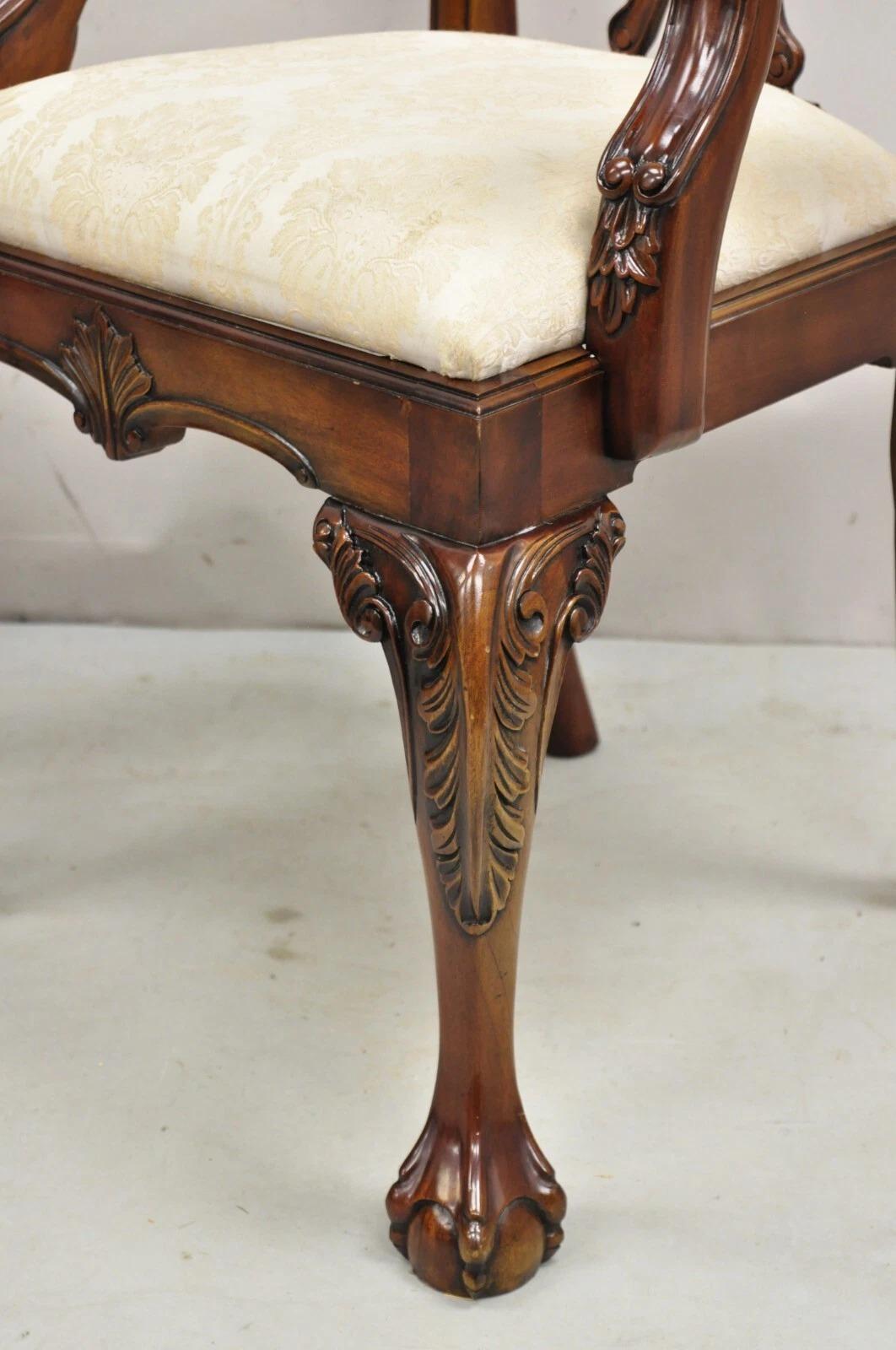 Paire de chaises à bras de salle à manger en acajou sculpté de style Chippendale - Ball and Claw en vente 2