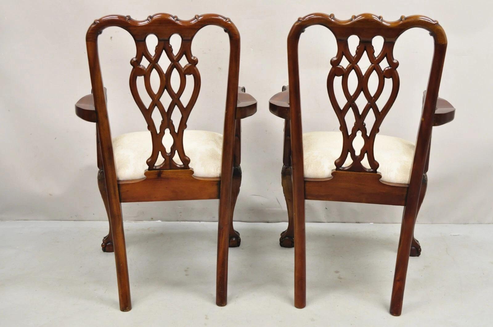 Paire de chaises à bras de salle à manger en acajou sculpté de style Chippendale - Ball and Claw en vente 3