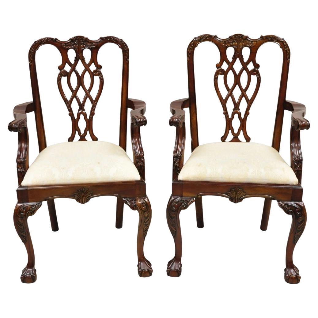 Paire de chaises à bras de salle à manger en acajou sculpté de style Chippendale - Ball and Claw en vente