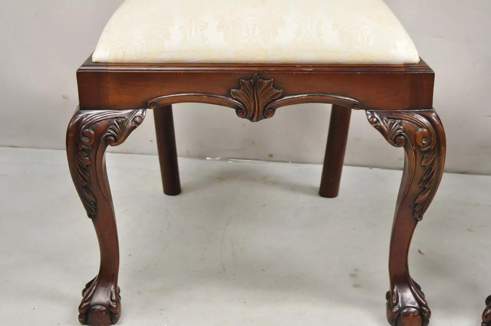 Sedie da pranzo inglesi in stile Chippendale in mogano intagliato con Ball and Ball - Coppia in vendita 5