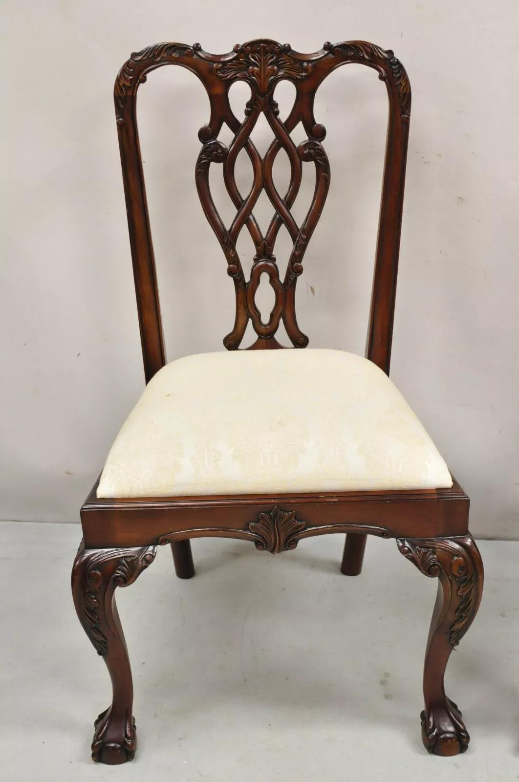 Sedie da pranzo inglesi in stile Chippendale intagliate in mogano Ball and Claw - una coppia. L'articolo presenta cornici in legno massiccio, bellissime venature del legno, dettagli ben intagliati, piedini a sfera e artiglio intagliati, qualità