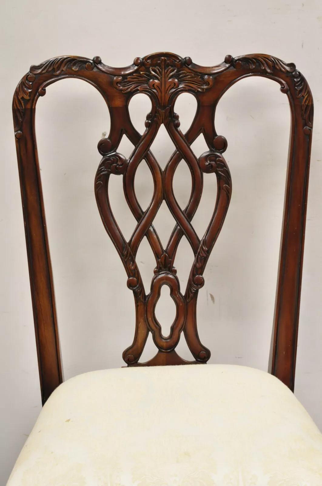 Sconosciuto Sedie da pranzo inglesi in stile Chippendale in mogano intagliato con Ball and Ball - Coppia in vendita