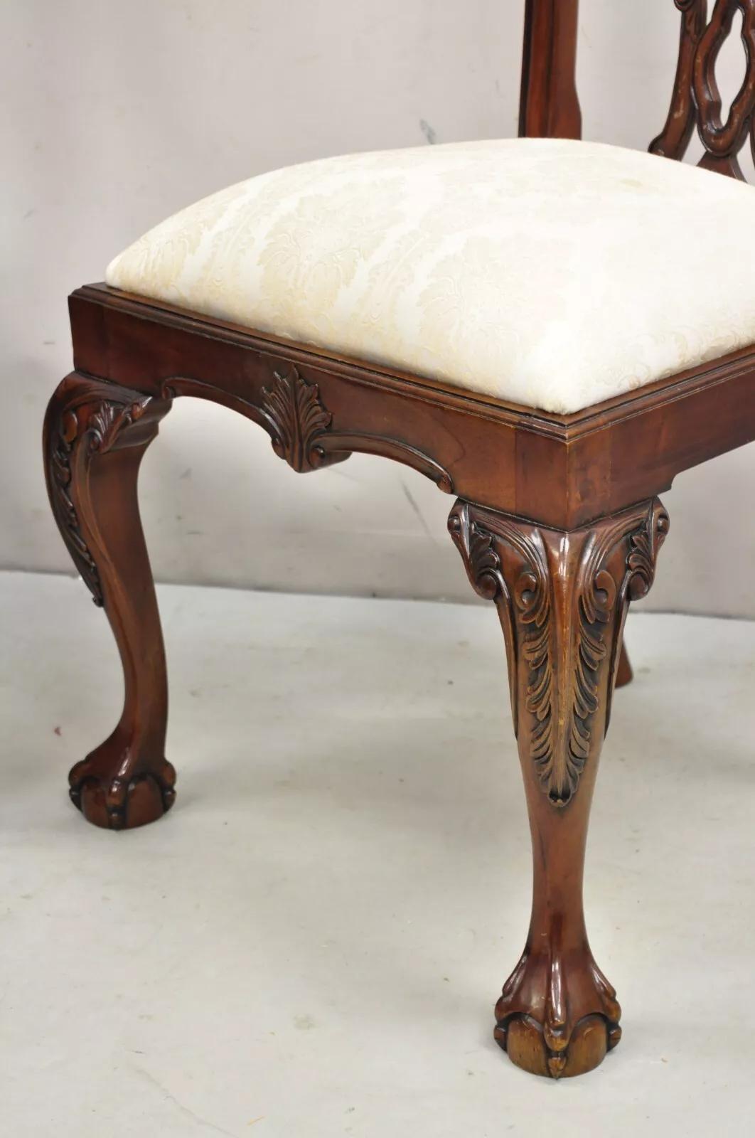 XX secolo Sedie da pranzo inglesi in stile Chippendale in mogano intagliato con Ball and Ball - Coppia in vendita