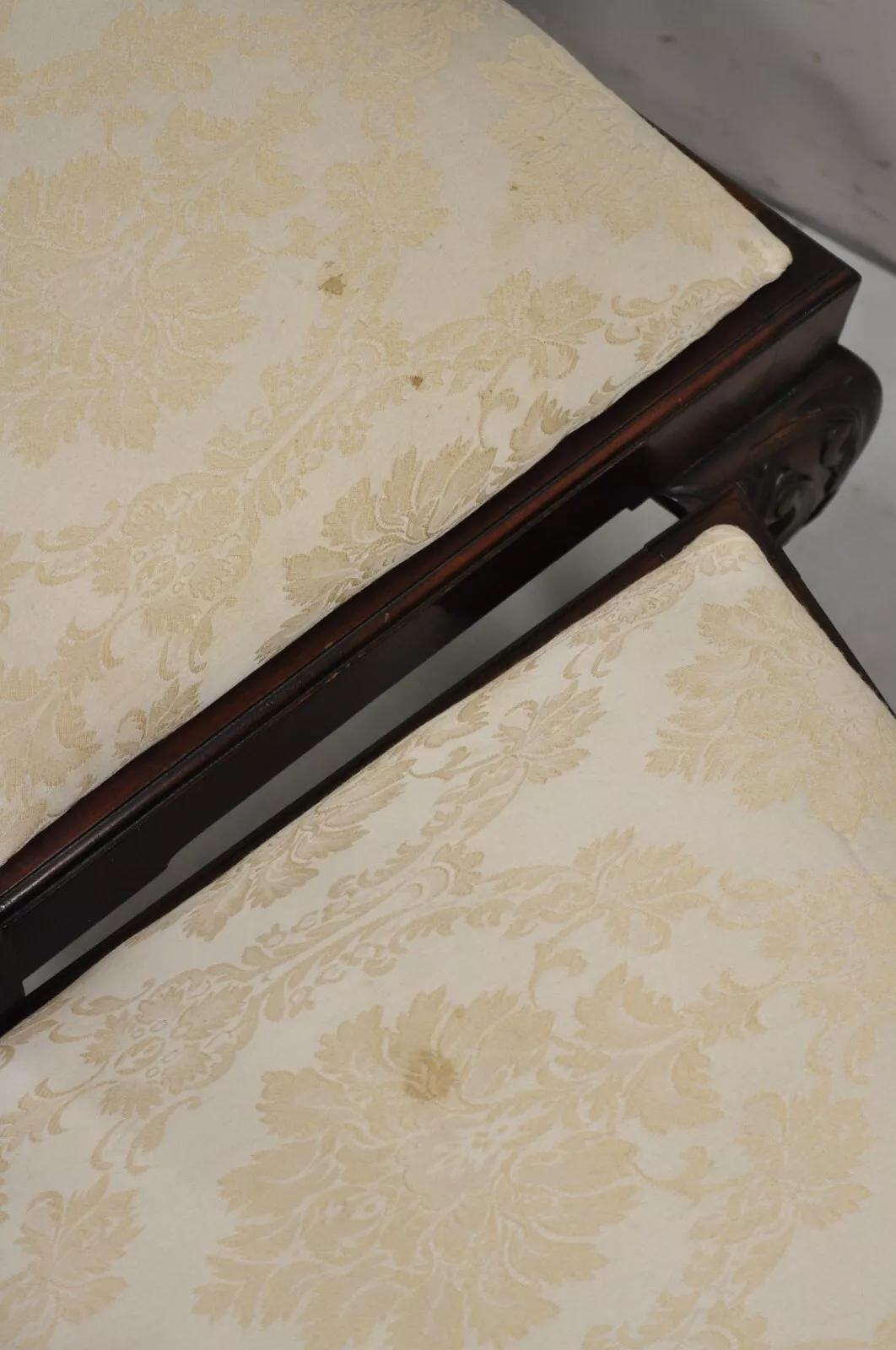 Mogano Sedie da pranzo inglesi in stile Chippendale in mogano intagliato con Ball and Ball - Coppia in vendita