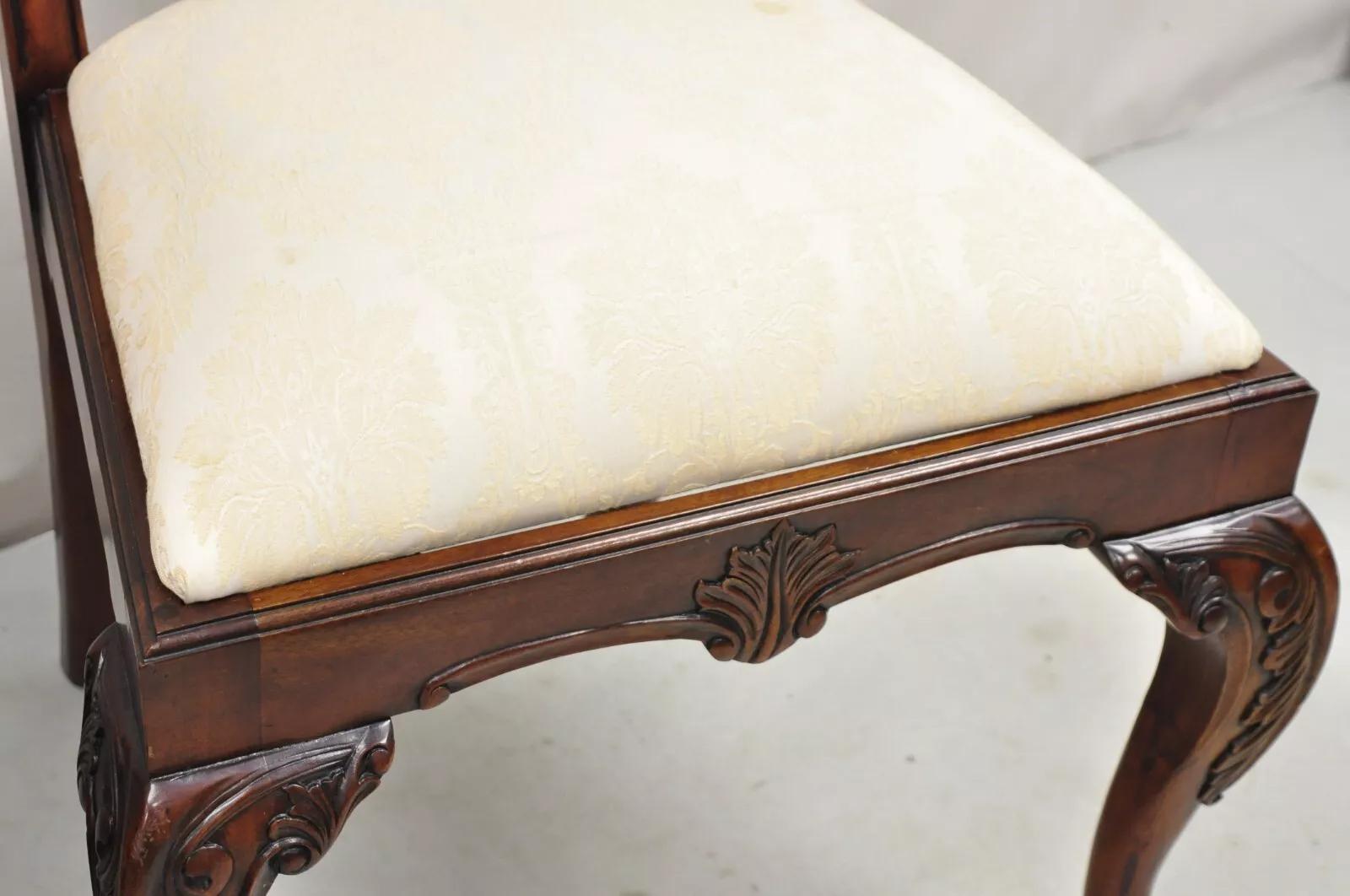 Sedie da pranzo inglesi in stile Chippendale in mogano intagliato con Ball and Ball - Coppia in vendita 2