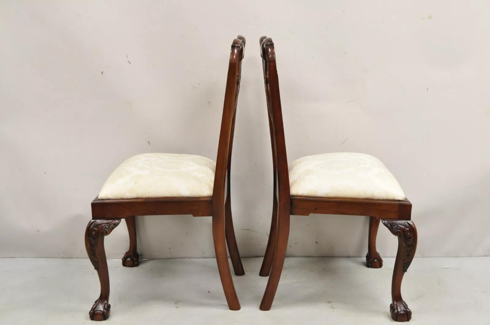 Sedie da pranzo inglesi in stile Chippendale in mogano intagliato con Ball and Ball - Coppia in vendita 3