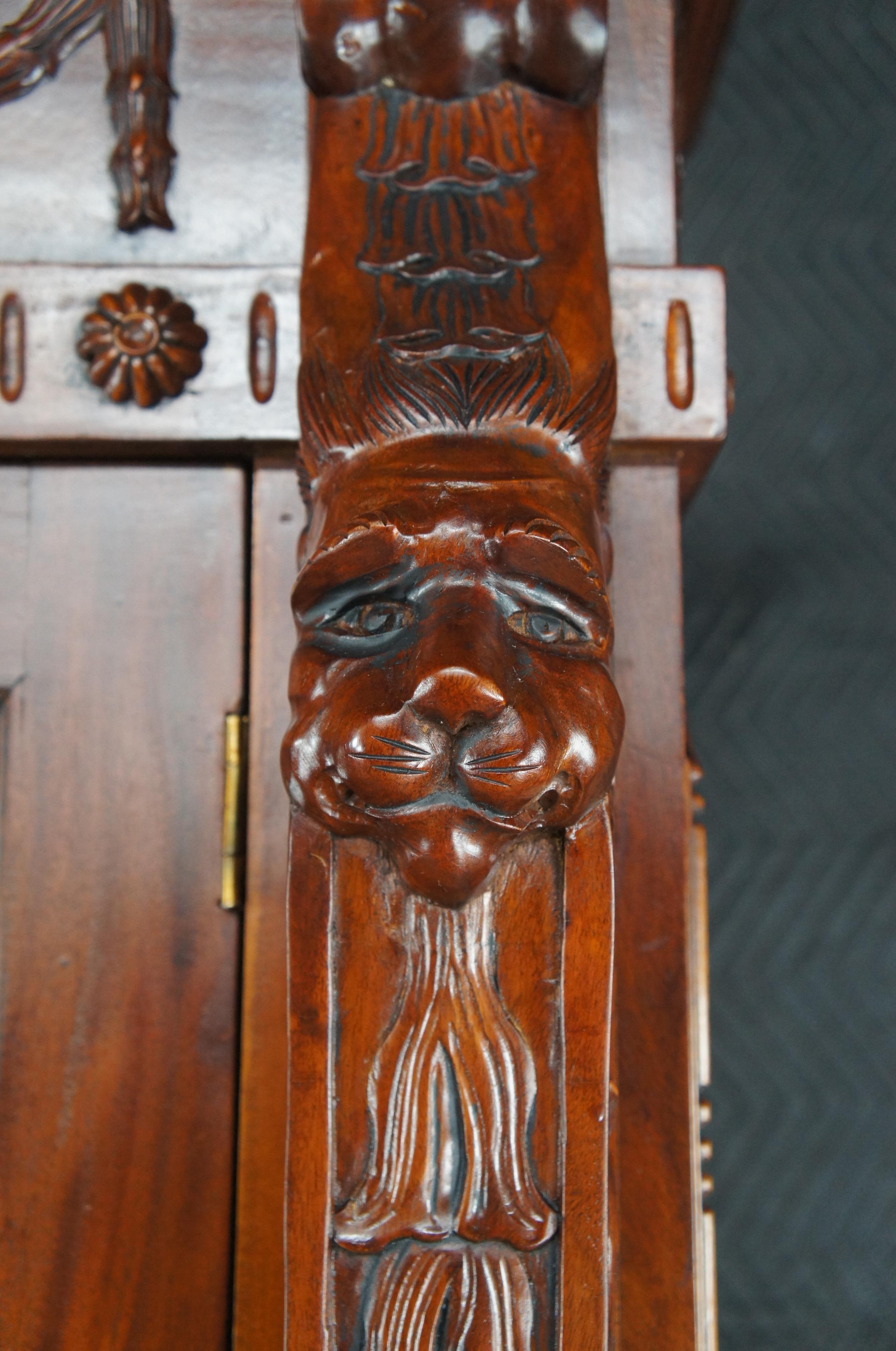 Englischer geschnitzter Mahagoni-Vitrinenschrank im Chippendale-Stil mit Löwentatzen aus China im Angebot 6