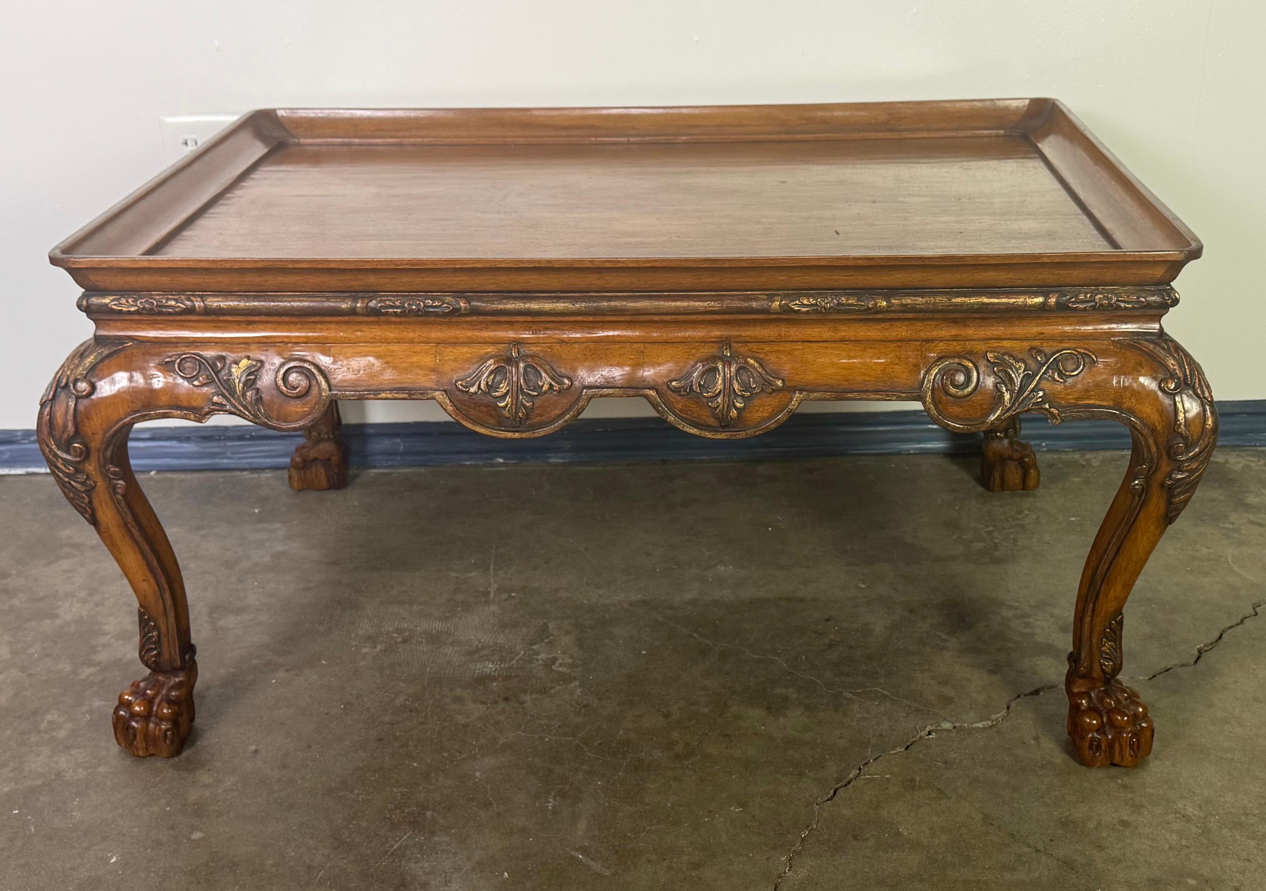 Il s'agit d'une table basse de style ancien magnifiquement travaillée, très probablement influencée par les designs européens - en particulier anglais - du XVIIIe siècle. La table présente des éléments stylistiques rococo et Chippendale distincts,
