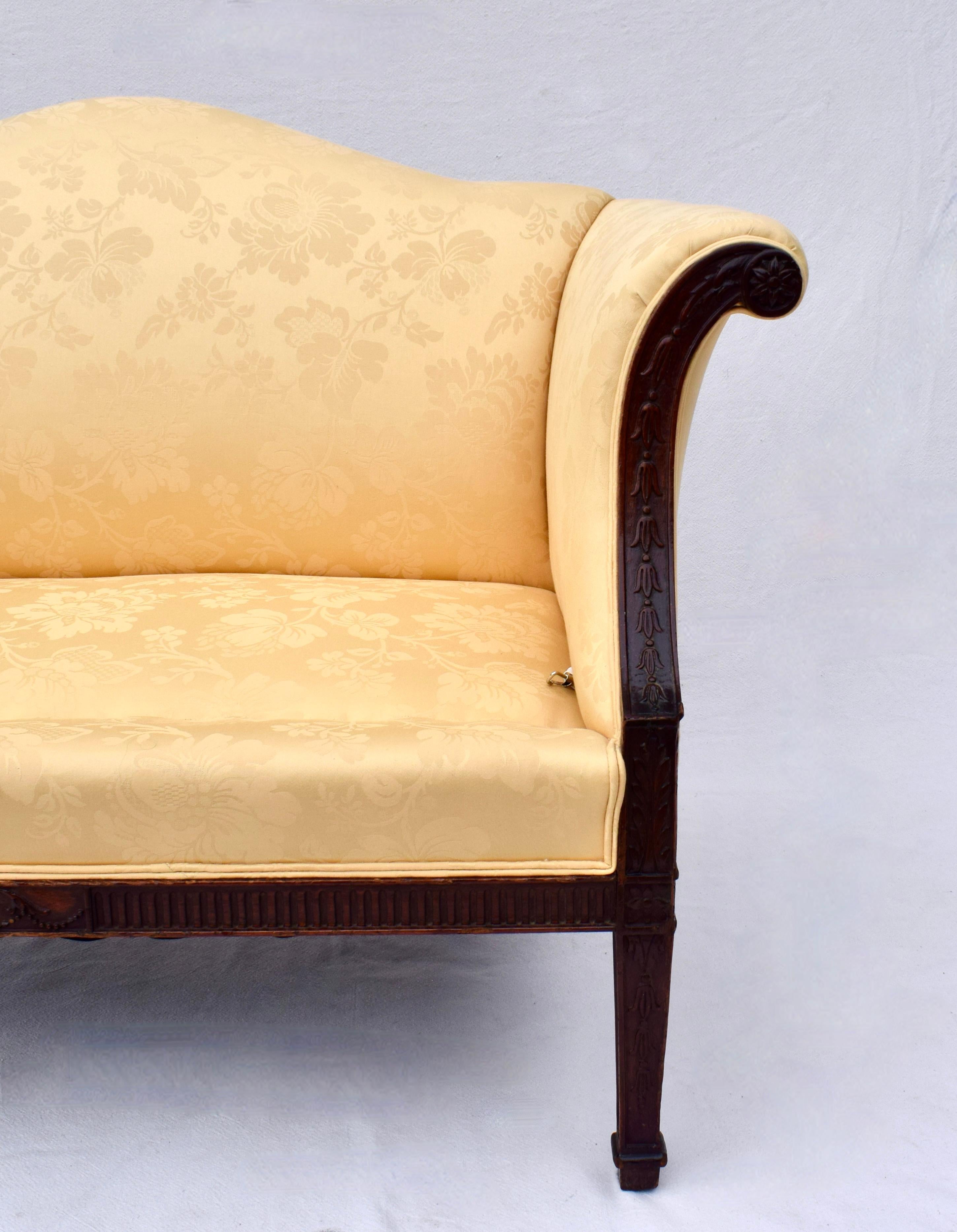 Sofá Settee con brazos enrollables de caoba estilo Chippendale inglés en venta 4