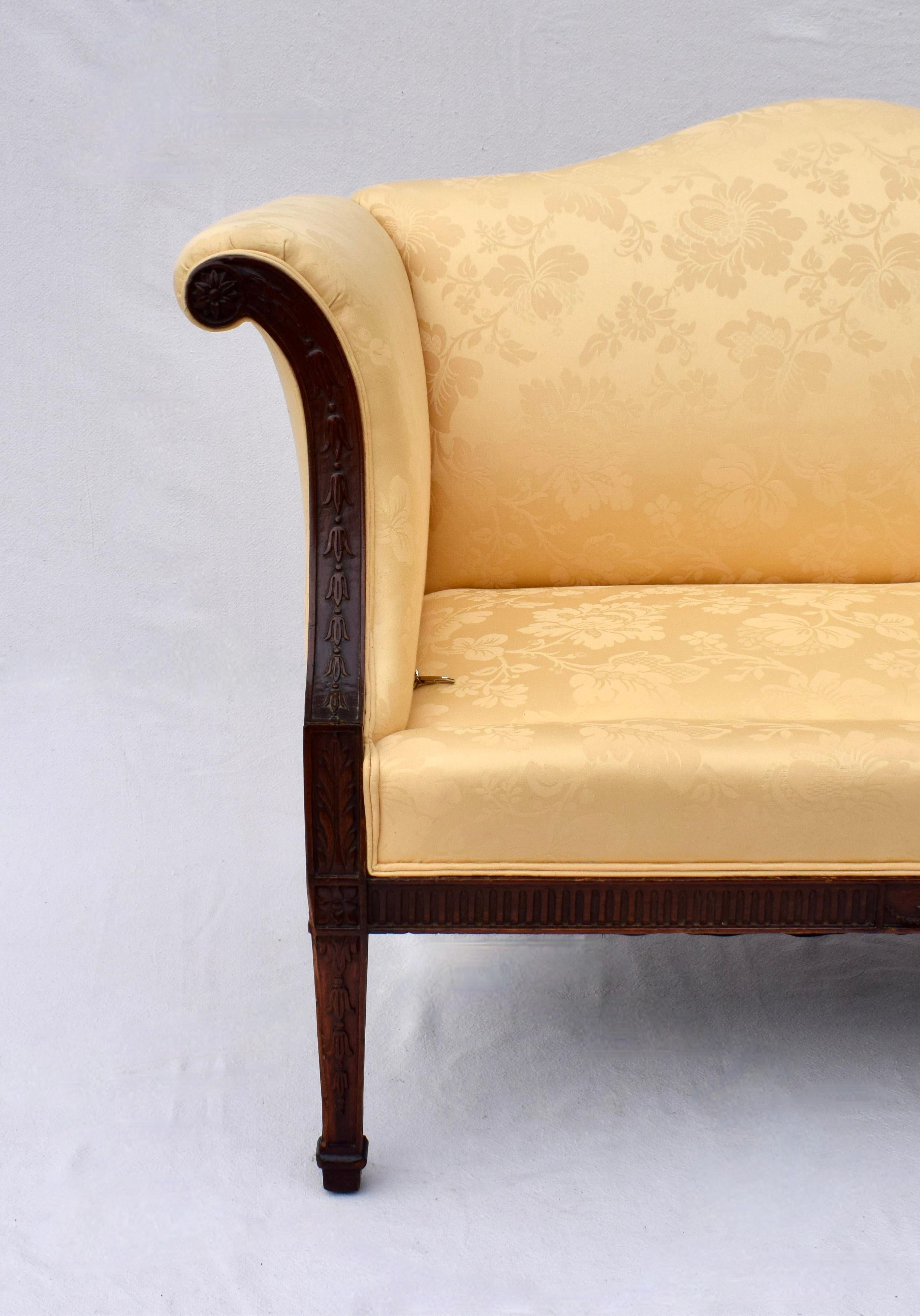 Sofá Settee con brazos enrollables de caoba estilo Chippendale inglés en venta 6