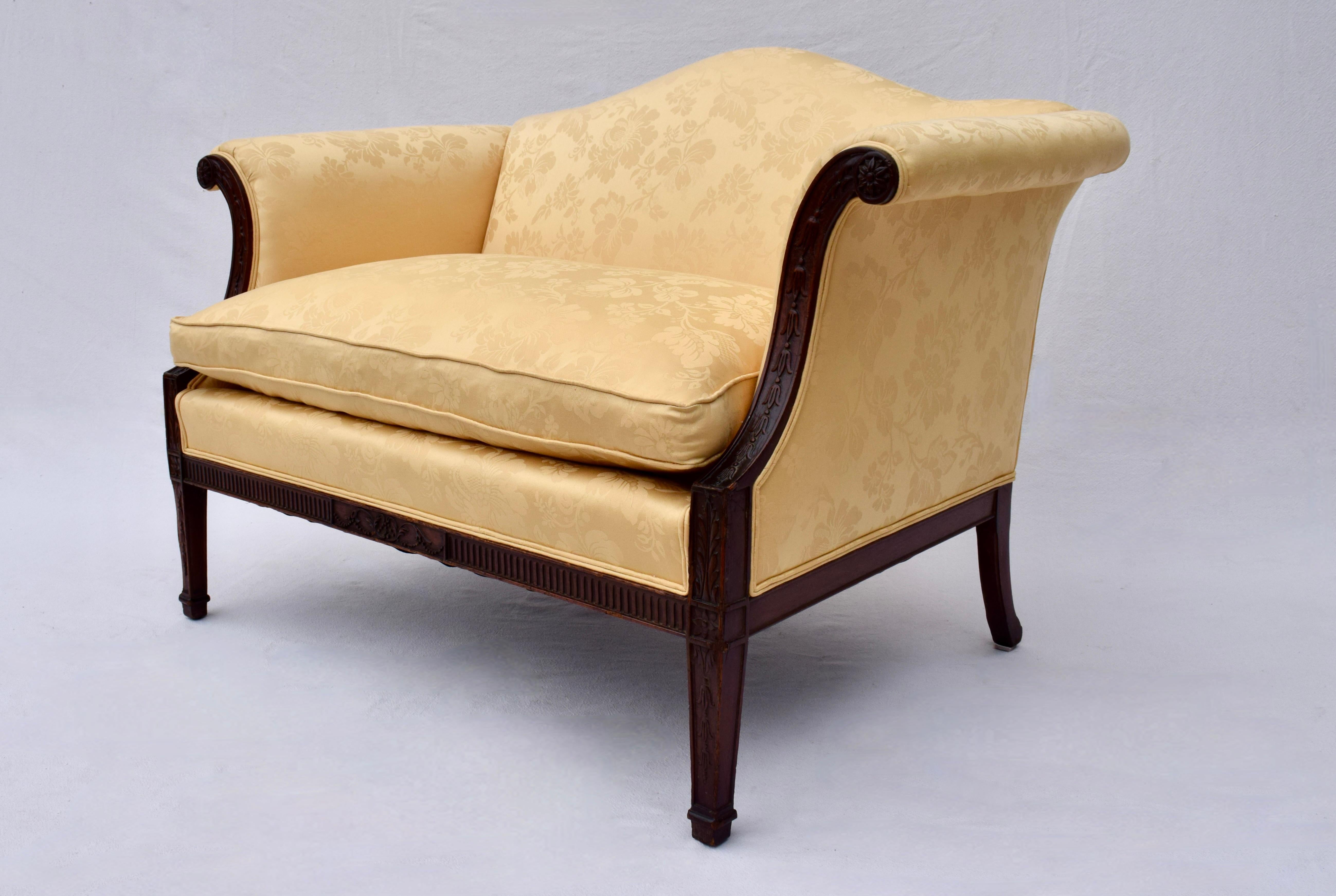 Sofá Settee con brazos enrollables de caoba estilo Chippendale inglés Tallado en venta