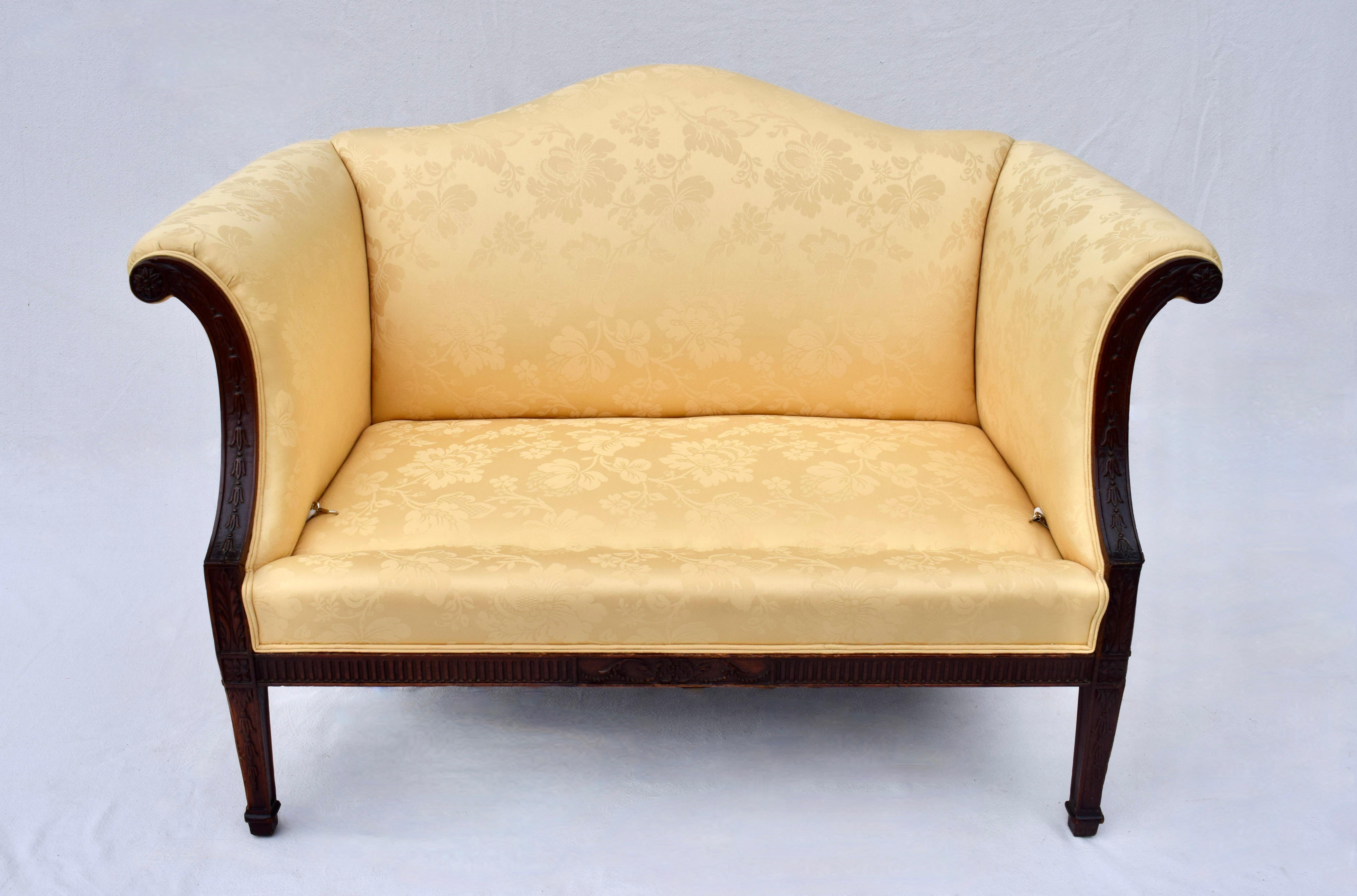 Sofá Settee con brazos enrollables de caoba estilo Chippendale inglés en Bueno estado para la venta en Southampton, NJ