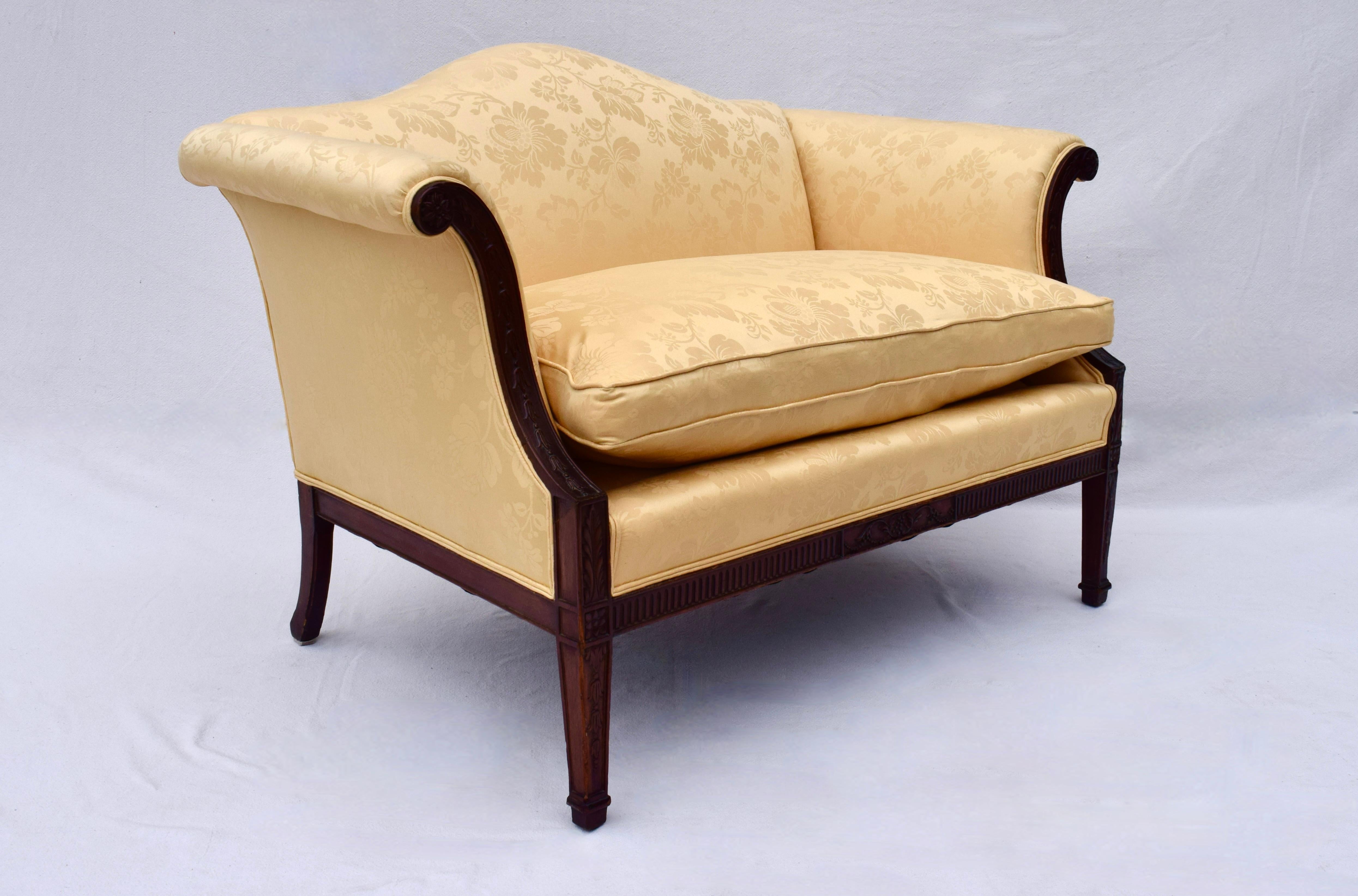 Sofá Settee con brazos enrollables de caoba estilo Chippendale inglés siglo XX en venta