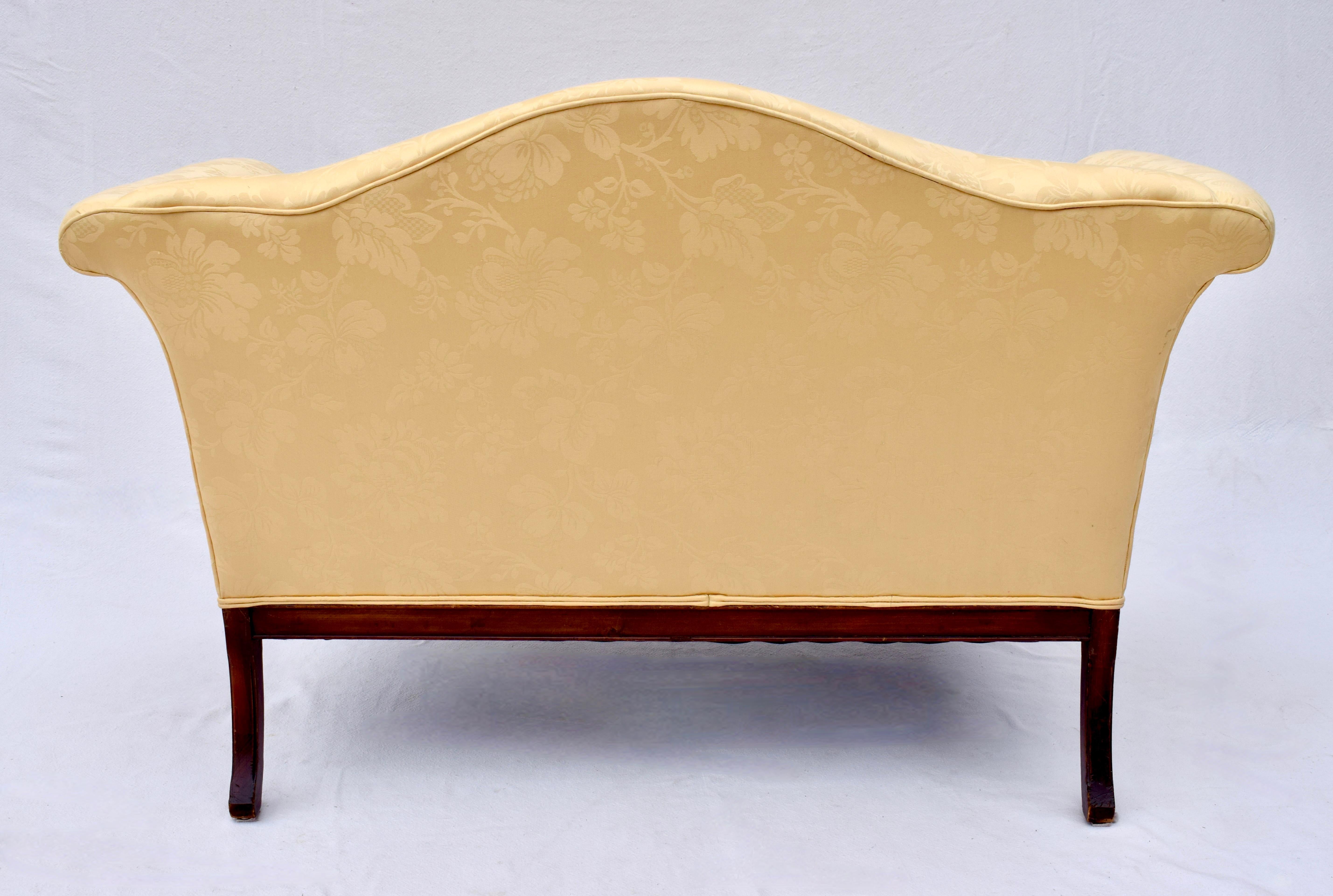 Sofá Settee con brazos enrollables de caoba estilo Chippendale inglés en venta 1
