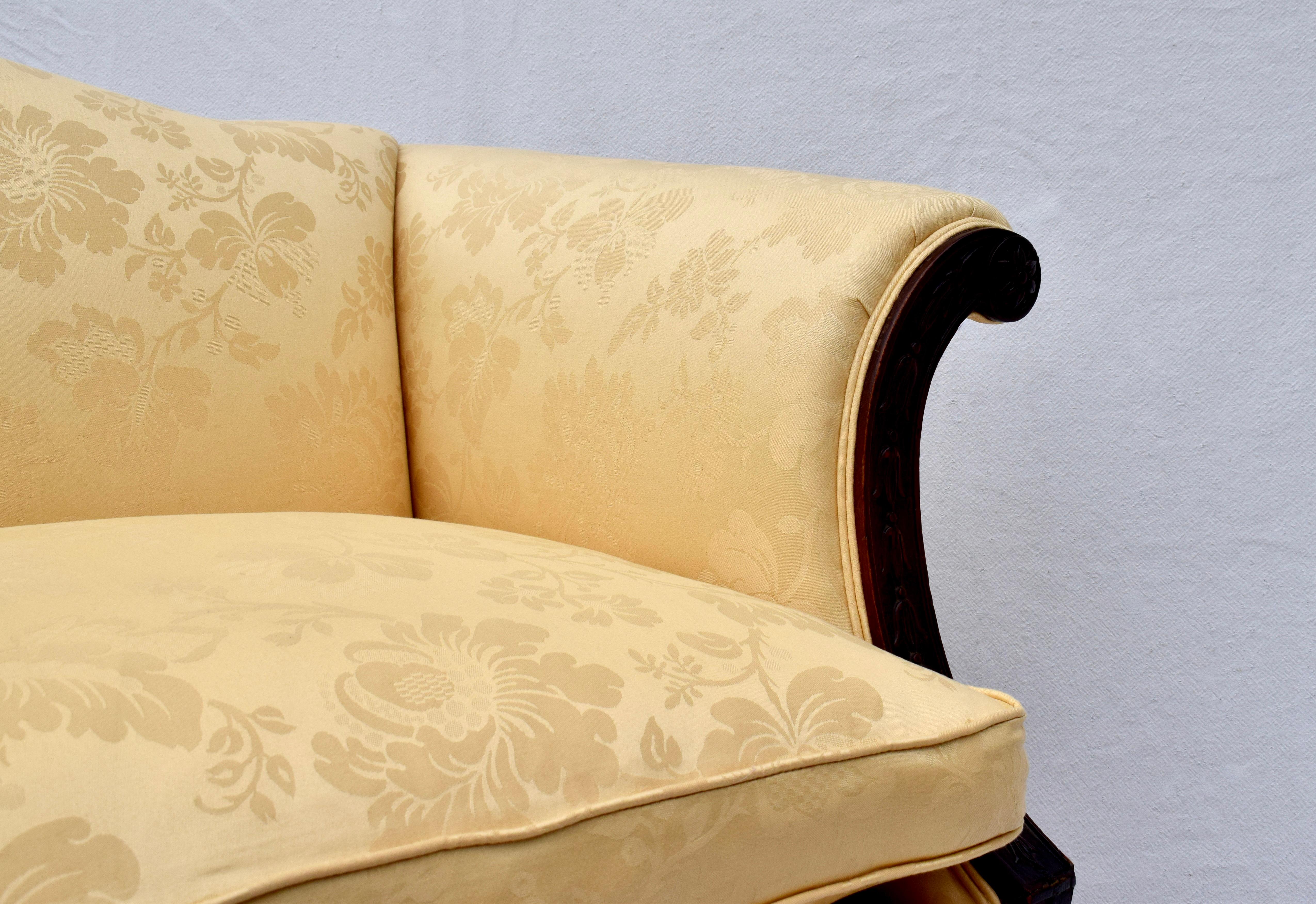 Sofá Settee con brazos enrollables de caoba estilo Chippendale inglés en venta 3