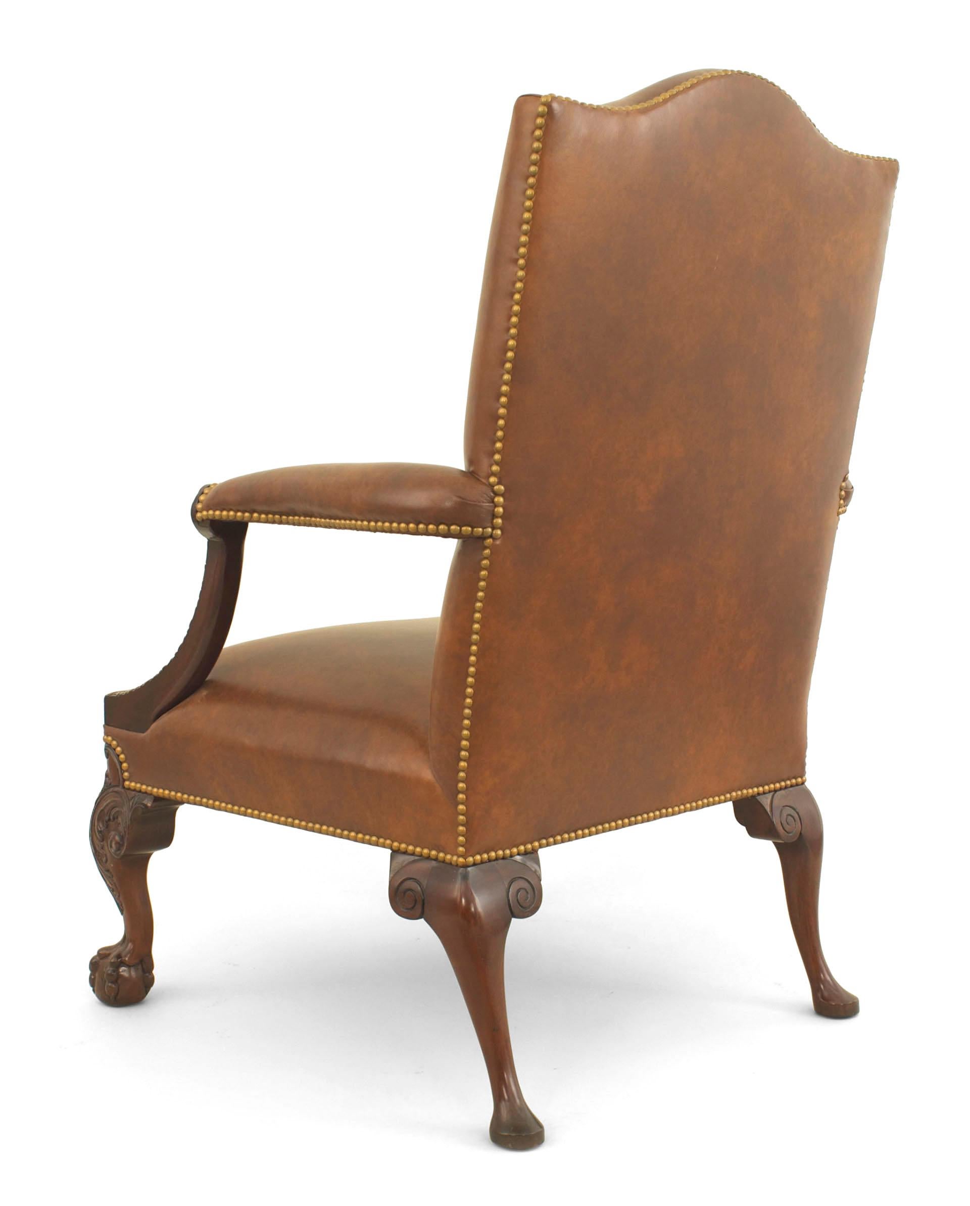 Englischer geschnitzter offener Sessel aus Mahagoni im Chippendale-Stil (modern) mit geformter Rückenlehne und Polsterung aus braunem Leder mit Sitzkissen.
 
