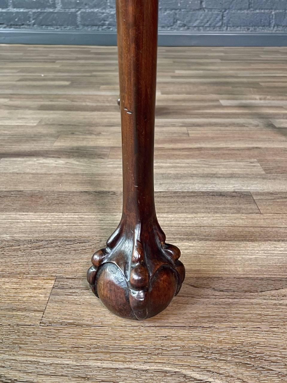 Table d'appoint ronde en acajou de style Chippendale anglais avec pieds Ball and Claw en vente 4