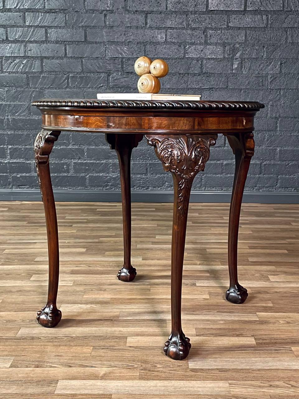Américain Table d'appoint ronde en acajou de style Chippendale anglais avec pieds Ball and Claw en vente