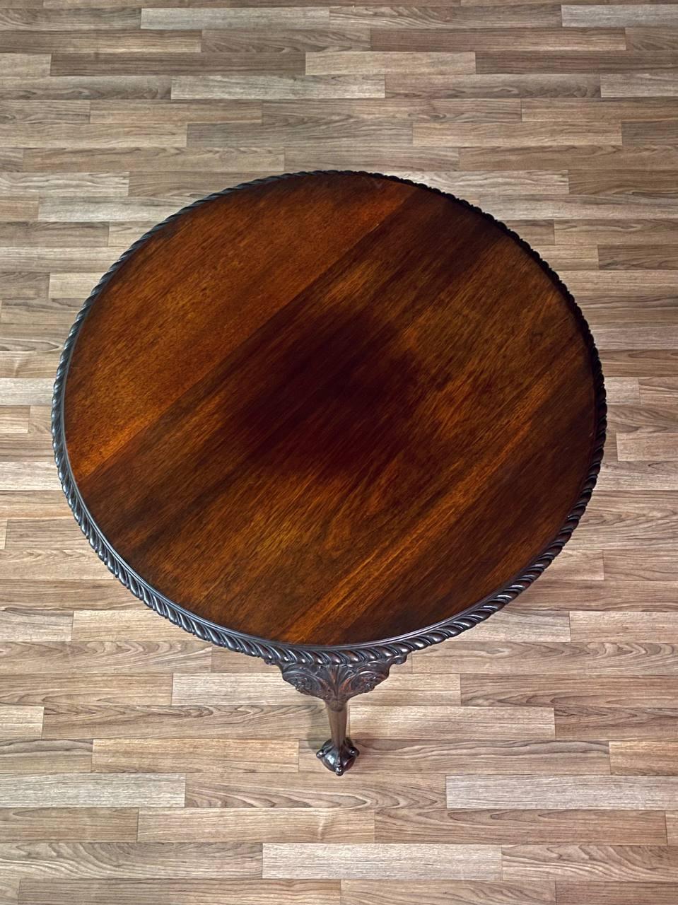 Table d'appoint ronde en acajou de style Chippendale anglais avec pieds Ball and Claw Bon état - En vente à Los Angeles, CA