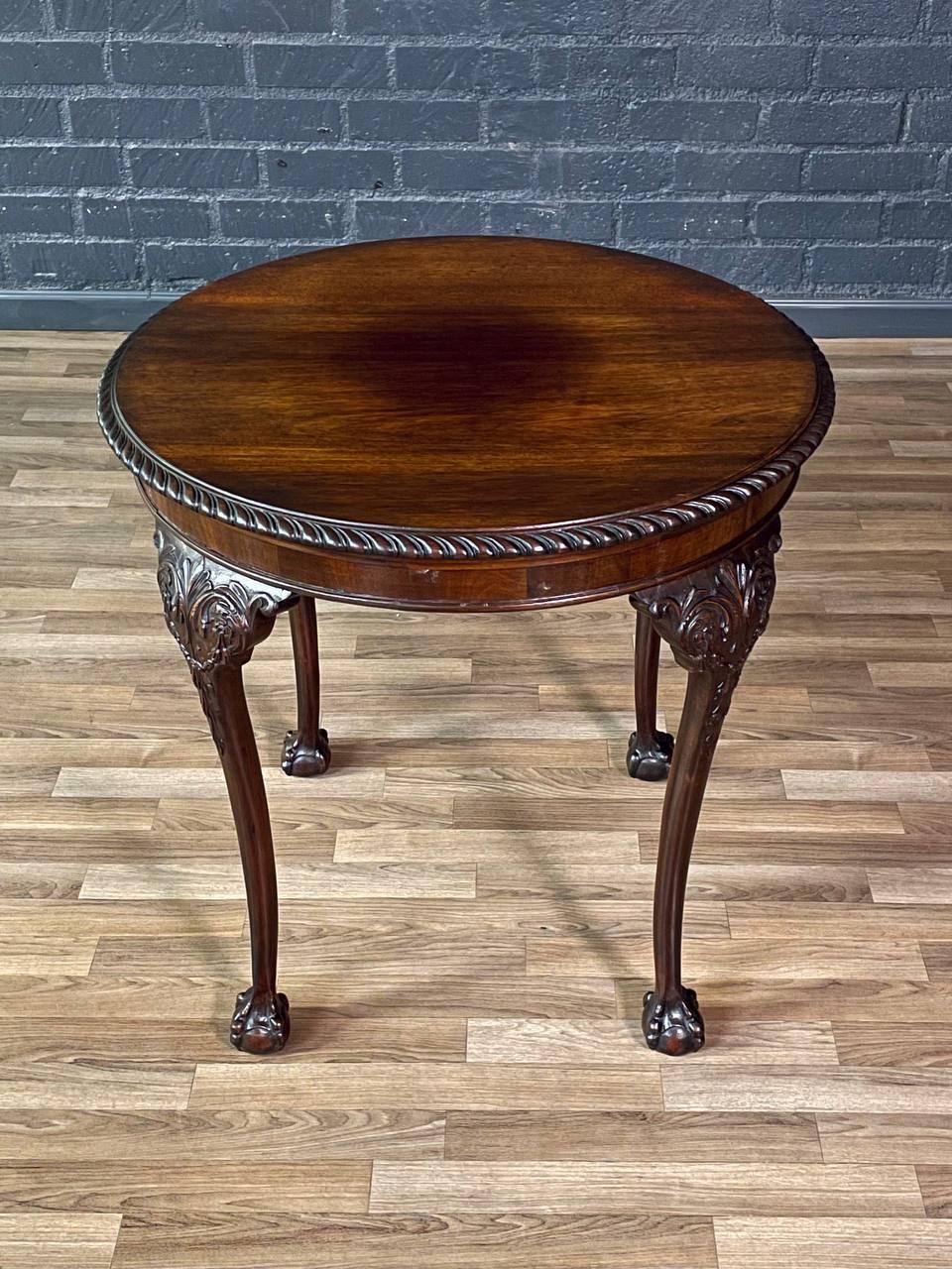 Début du 20ème siècle Table d'appoint ronde en acajou de style Chippendale anglais avec pieds Ball and Claw en vente