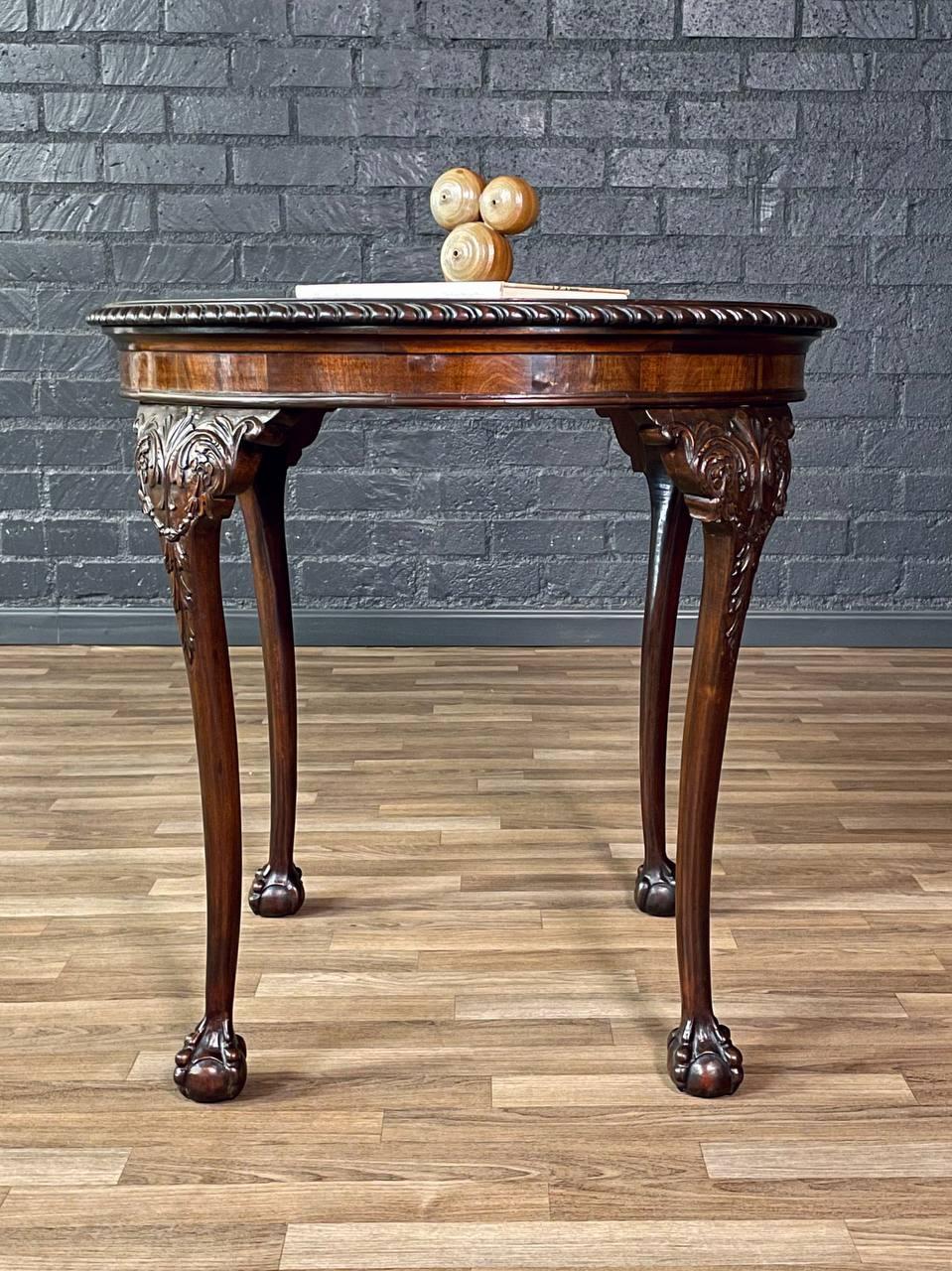 Acajou Table d'appoint ronde en acajou de style Chippendale anglais avec pieds Ball and Claw en vente