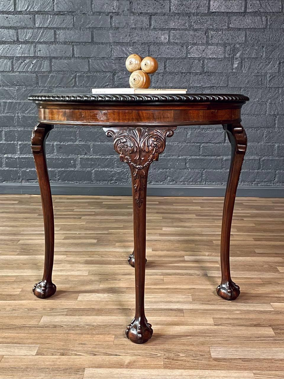 Table d'appoint ronde en acajou de style Chippendale anglais avec pieds Ball and Claw en vente 1