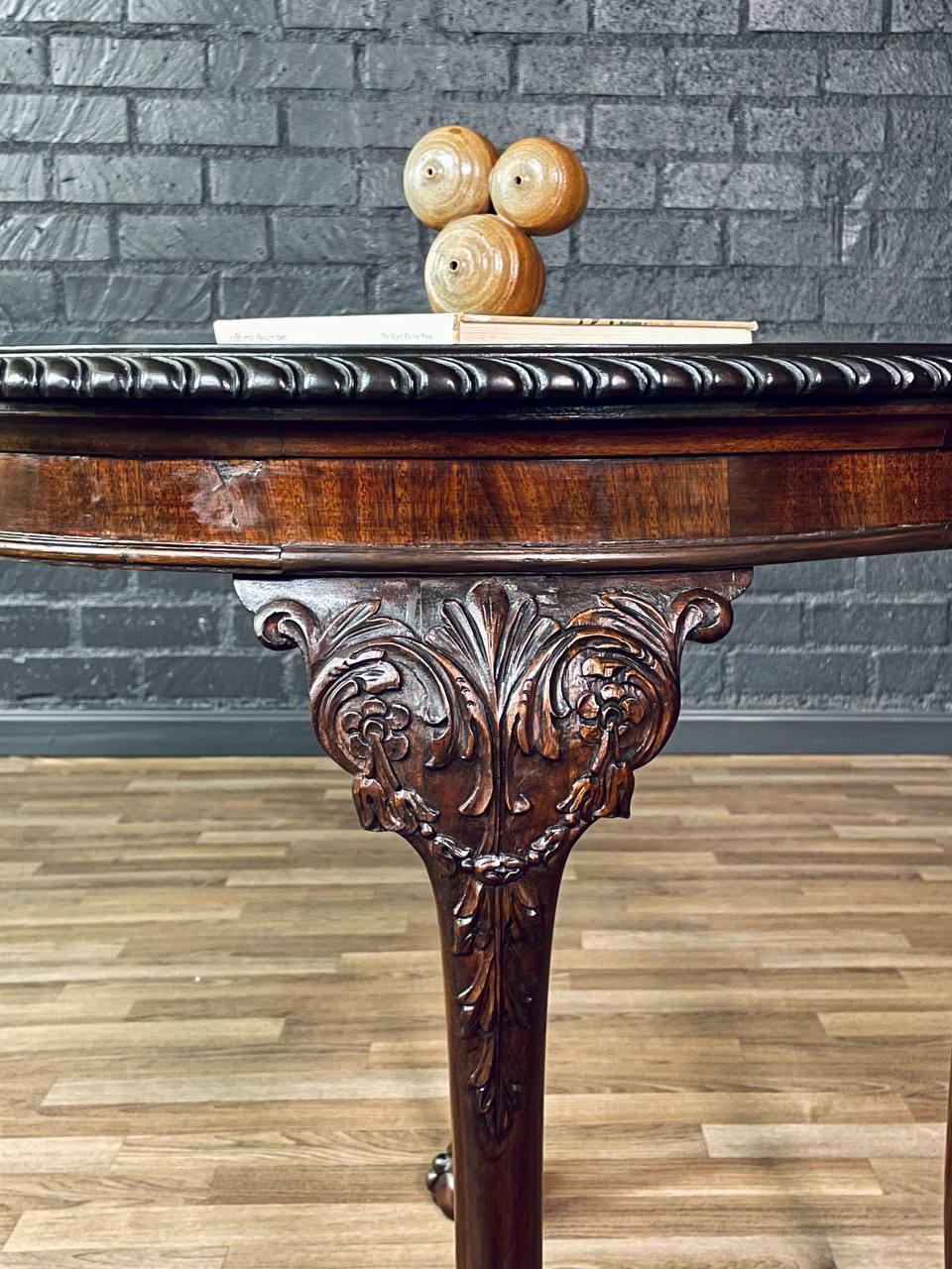 Table d'appoint ronde en acajou de style Chippendale anglais avec pieds Ball and Claw en vente 2