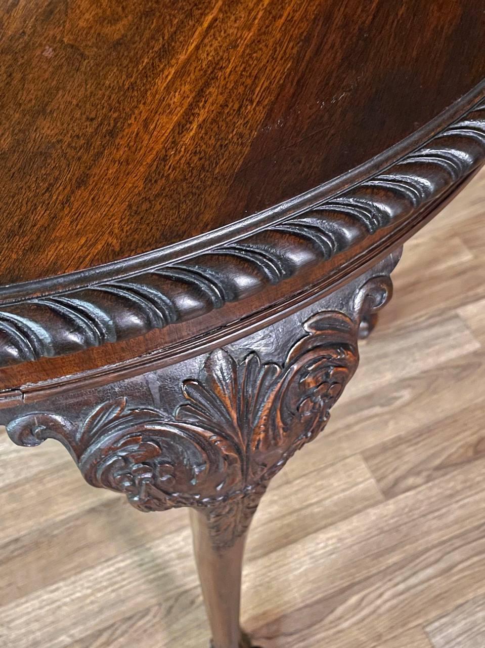 Table d'appoint ronde en acajou de style Chippendale anglais avec pieds Ball and Claw en vente 3