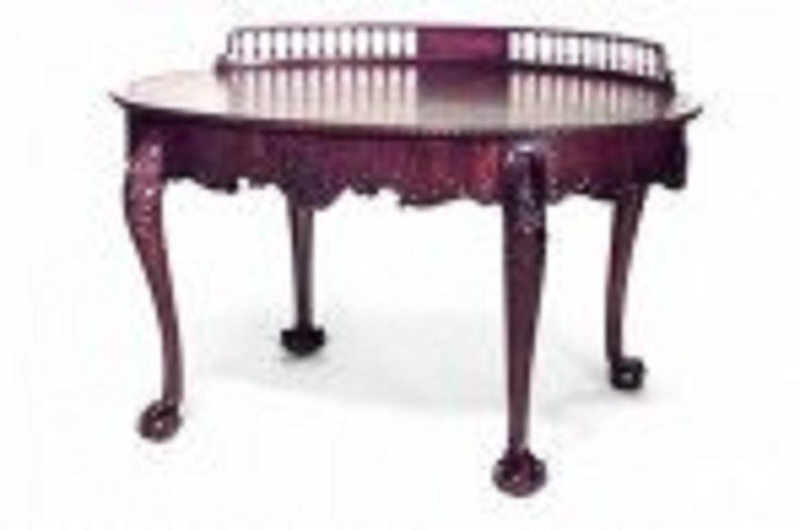 Scrivania ovale in mogano in stile Chippendale inglese (XIX secolo) con piano a galleria e cassetto.