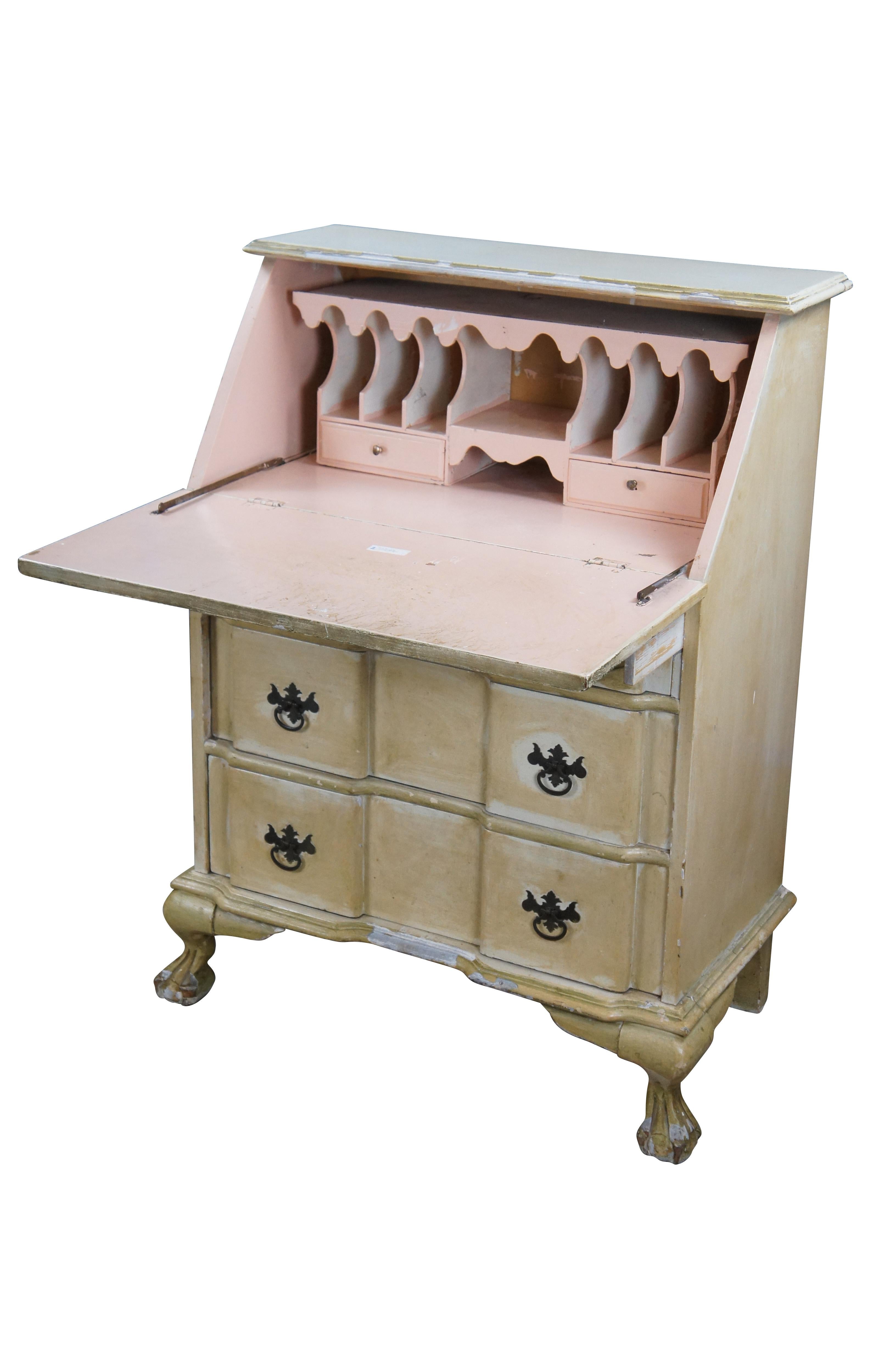 Antike Goddard-Truhe / Schreibtisch aus den 1930er Jahren mit einer Klapptür, die sich zu mehreren Fächern öffnet, drei Schubladen und Tatzen-/Krallenfüßen.  Vergilbung / Off-White-Farbe nach außen, rosa im Inneren des Sekretärs.

Abmessungen:
31