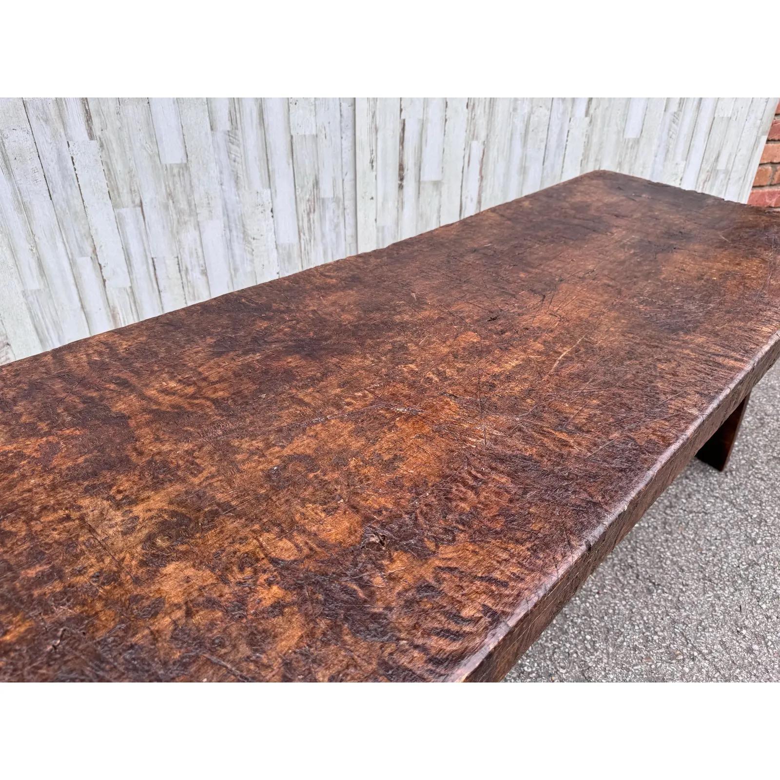 Voici une magnifique petite table basse anglaise ! À l'origine, cette table aurait été utilisée comme planche à découper dans une boucherie. Le dessus porte des marques de couteau dues à des années d'utilisation. Il s'est patiné au fil des ans, et