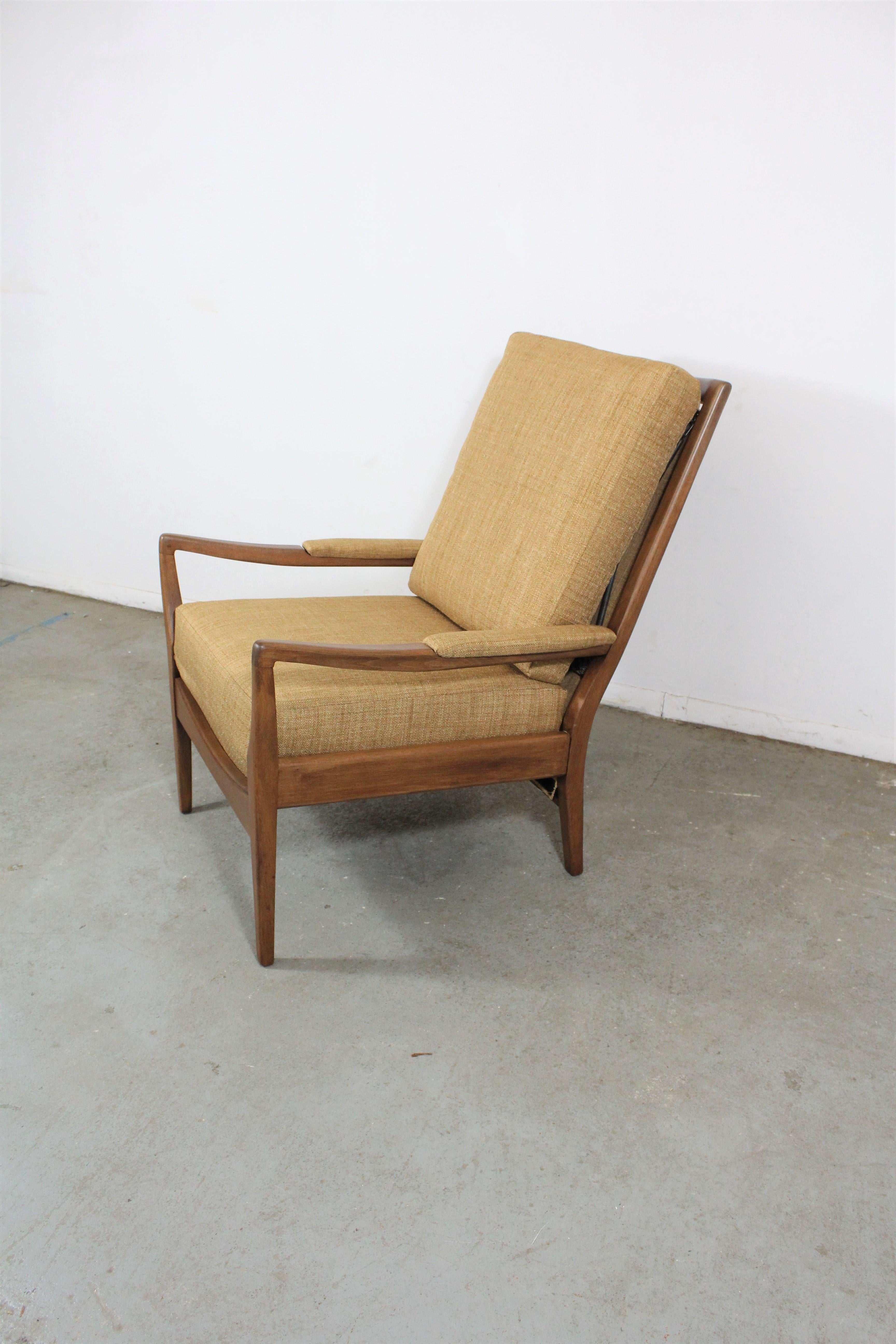 Mid Century Modern Walnut Open Arm Lounge Chair

Offered is a beautifully redone lounge chair by Cintique. It has been completely restored. It is in great condition with mild age wear. It has no straps or cords, but instead has its own spring
