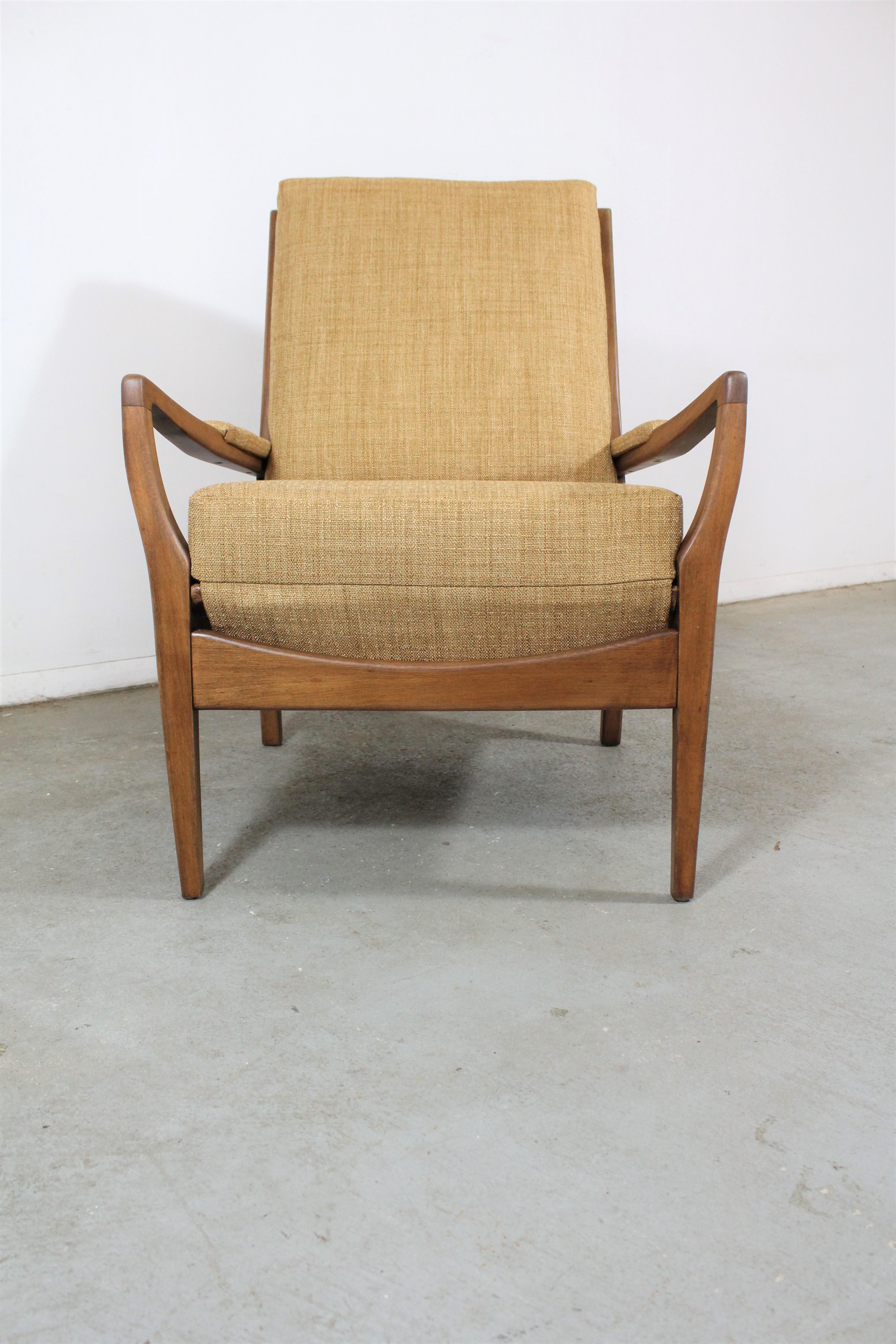 Mid Century Modern Walnut Open Arm Lounge Chair In Good Condition In Wilmington, DE