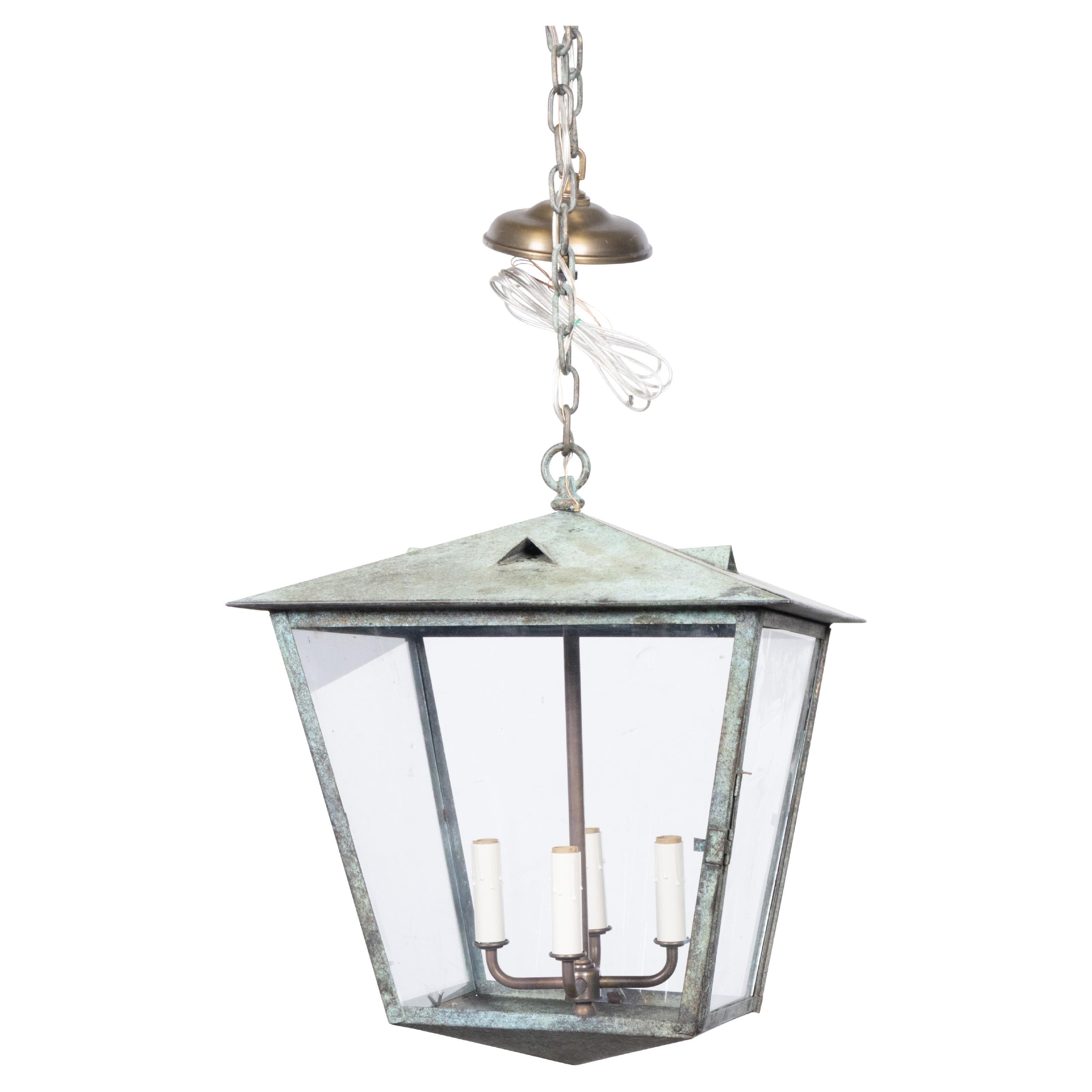 Lanterne suspendue à quatre lumières, de forme effilée, en cuivre vert, datant de CIRCA 1900
