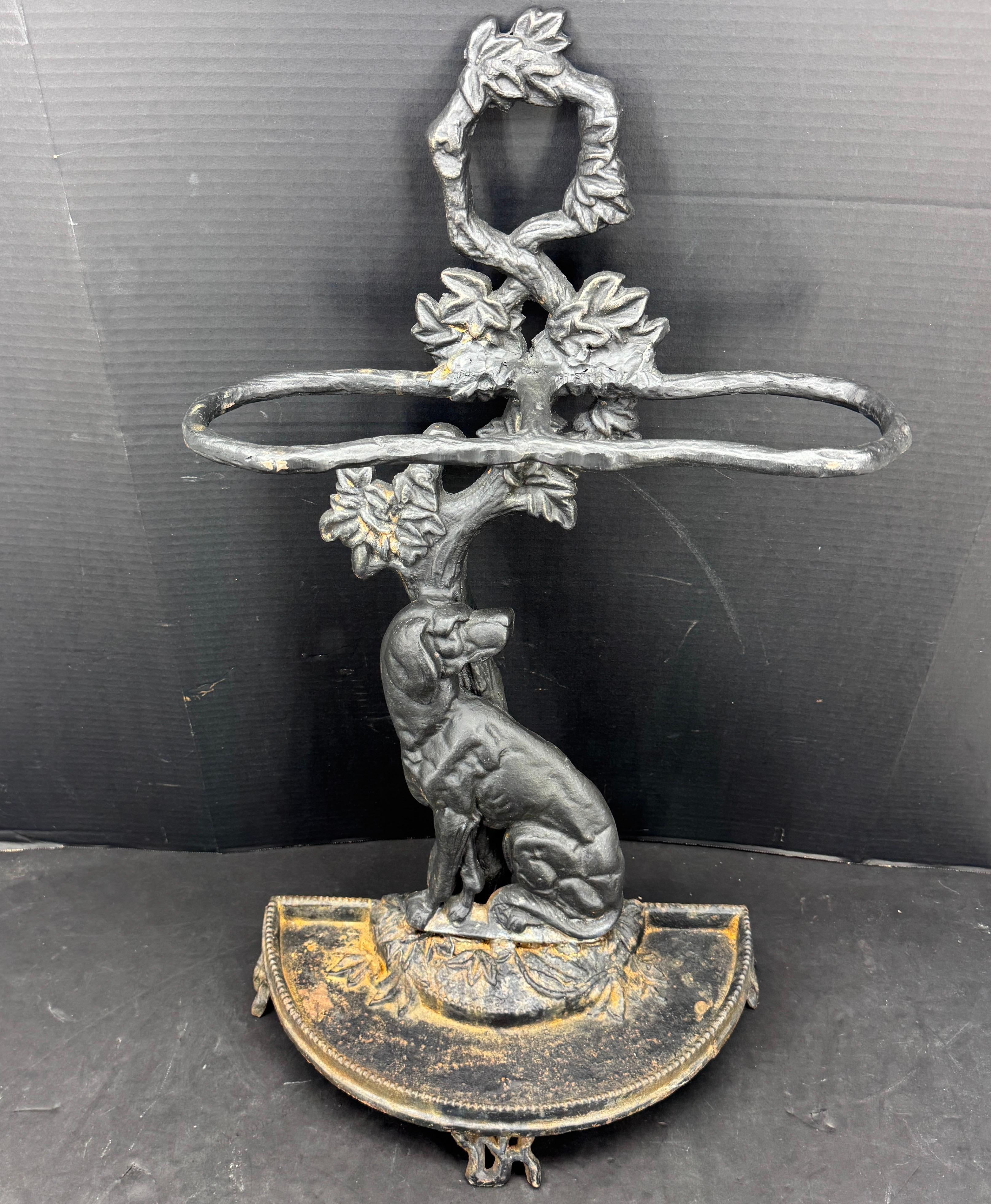 Ancien support en fonte anglais datant probablement de la fin de l'époque victorienne. Le dessin représente un chien assis à la base d'une structure en forme d'arbre. La base semi-circulaire sert de plateau d'égouttage. Une pièce de choix dans un
