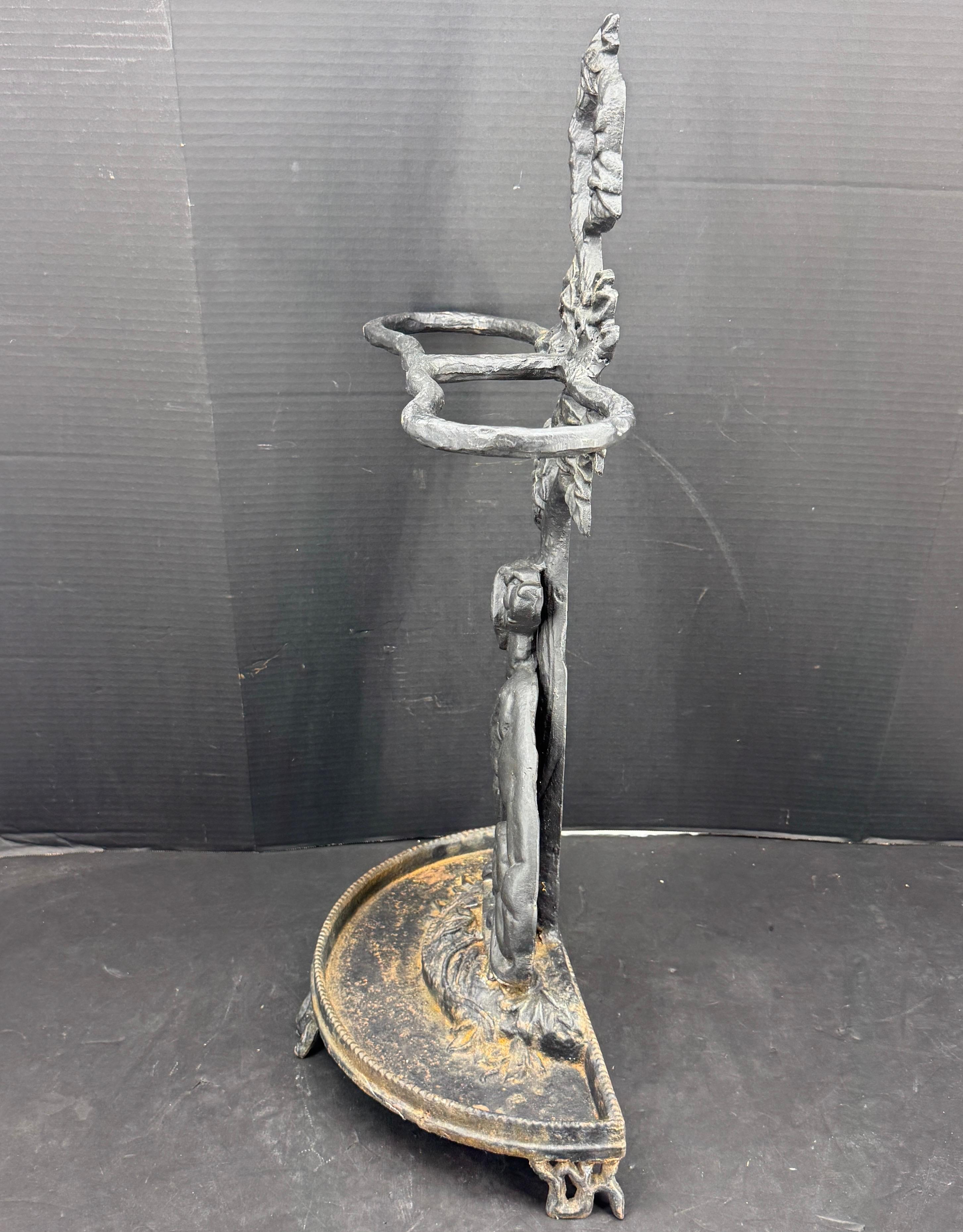 Fer Stand de parapluie en fonte noire avec chien, anglais, circa 1910 en vente