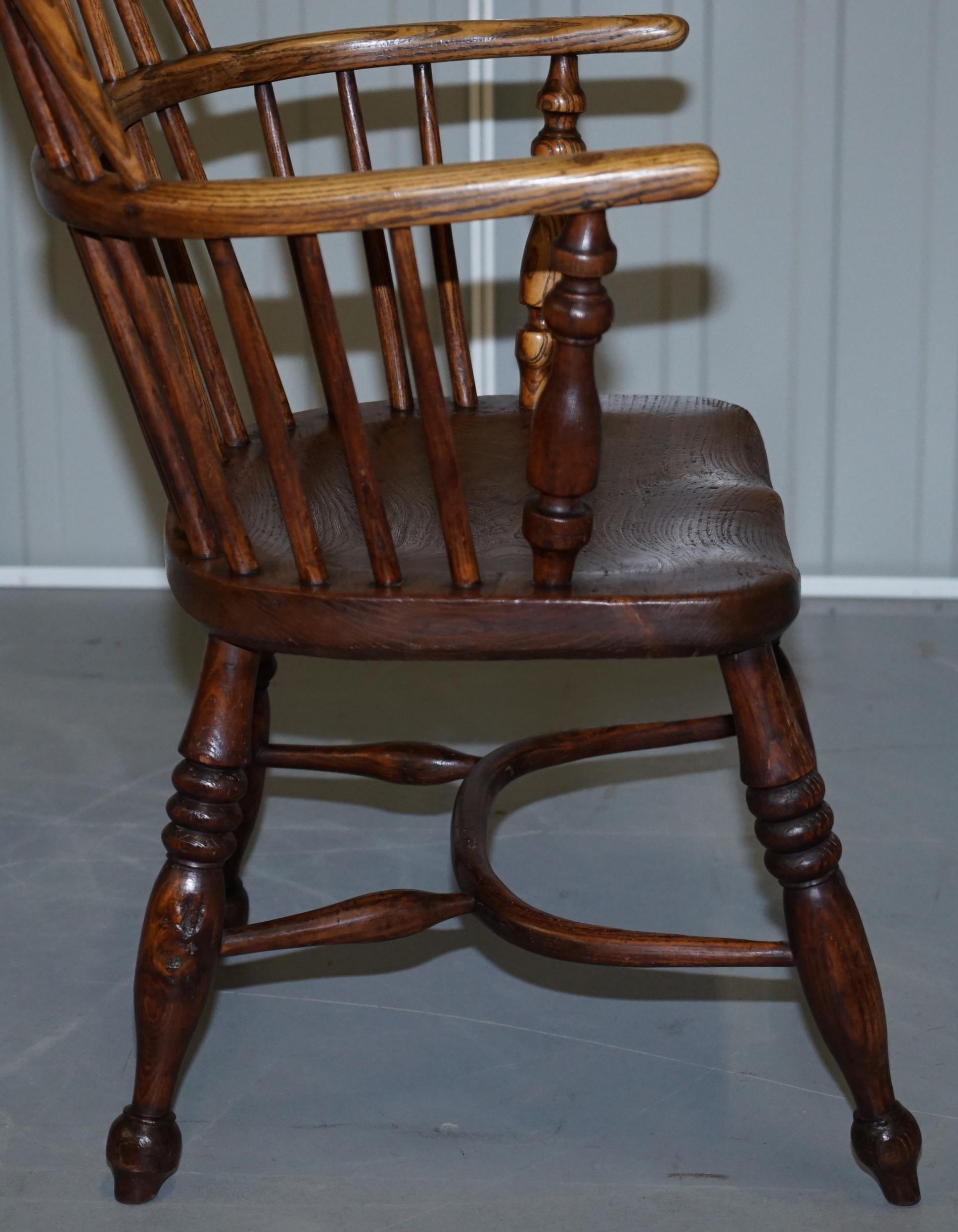 Englischer klassischer antiker Windsor-Sessel aus Ulmenholz mit Creolenrückenlehne aus dem 19. Jahrhundert im Angebot 8