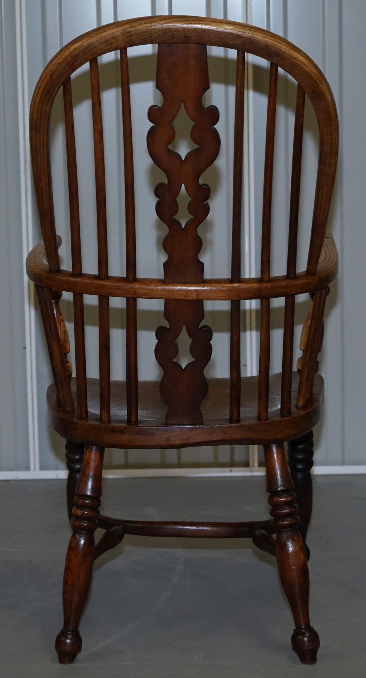 Englischer klassischer antiker Windsor-Sessel aus Ulmenholz mit Creolenrückenlehne aus dem 19. Jahrhundert im Angebot 9