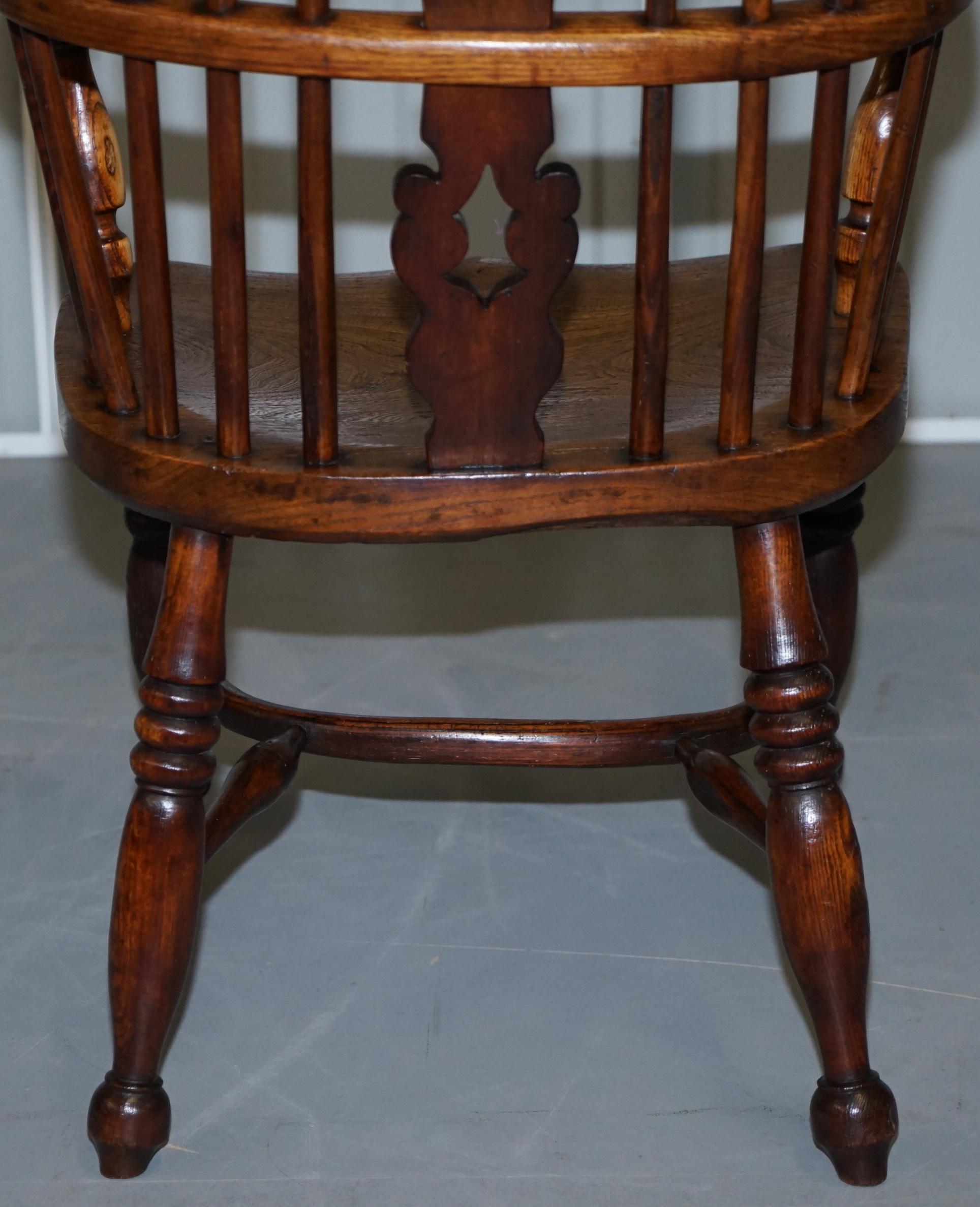 Englischer klassischer antiker Windsor-Sessel aus Ulmenholz mit Creolenrückenlehne aus dem 19. Jahrhundert im Angebot 10