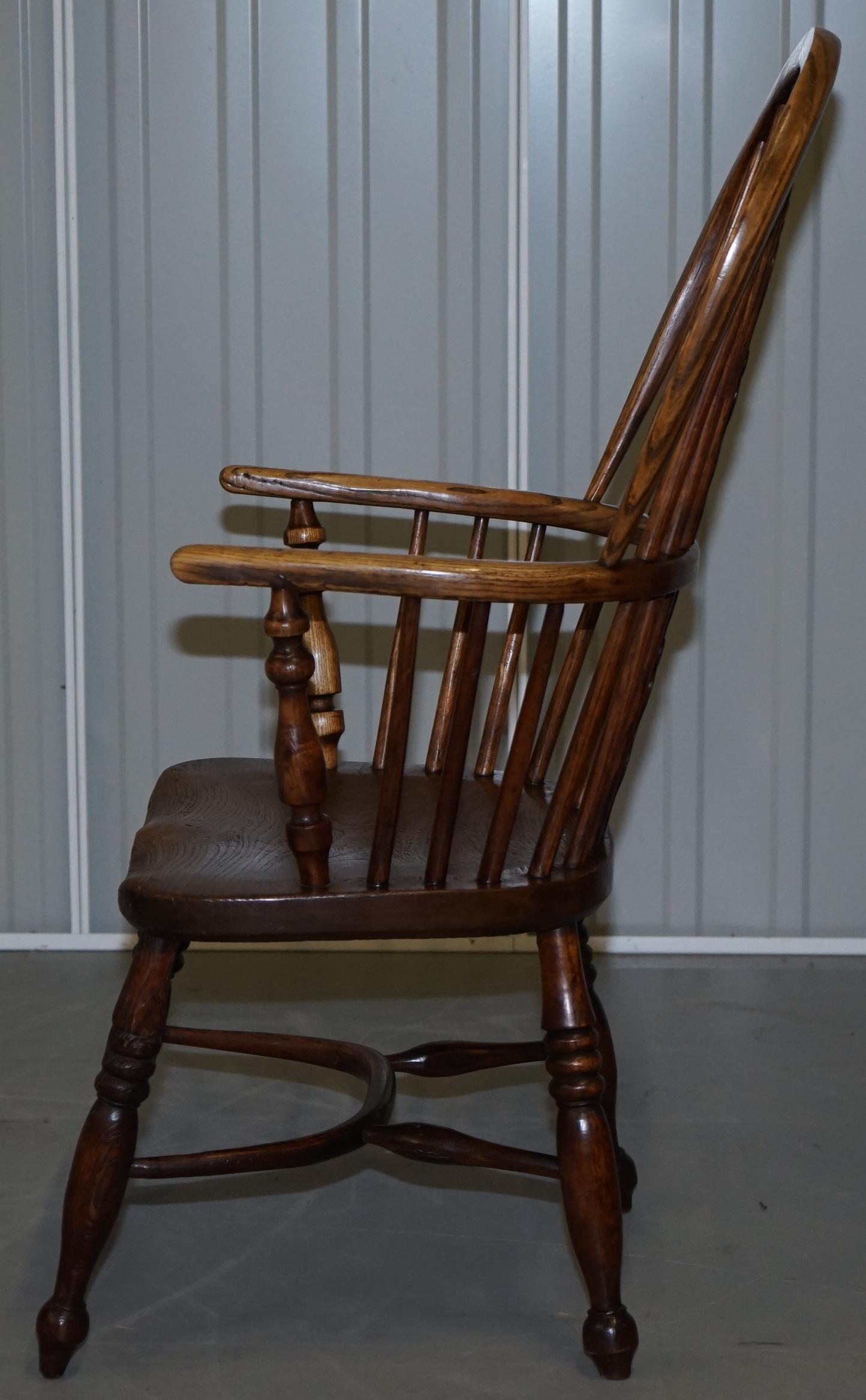 Englischer klassischer antiker Windsor-Sessel aus Ulmenholz mit Creolenrückenlehne aus dem 19. Jahrhundert im Angebot 11