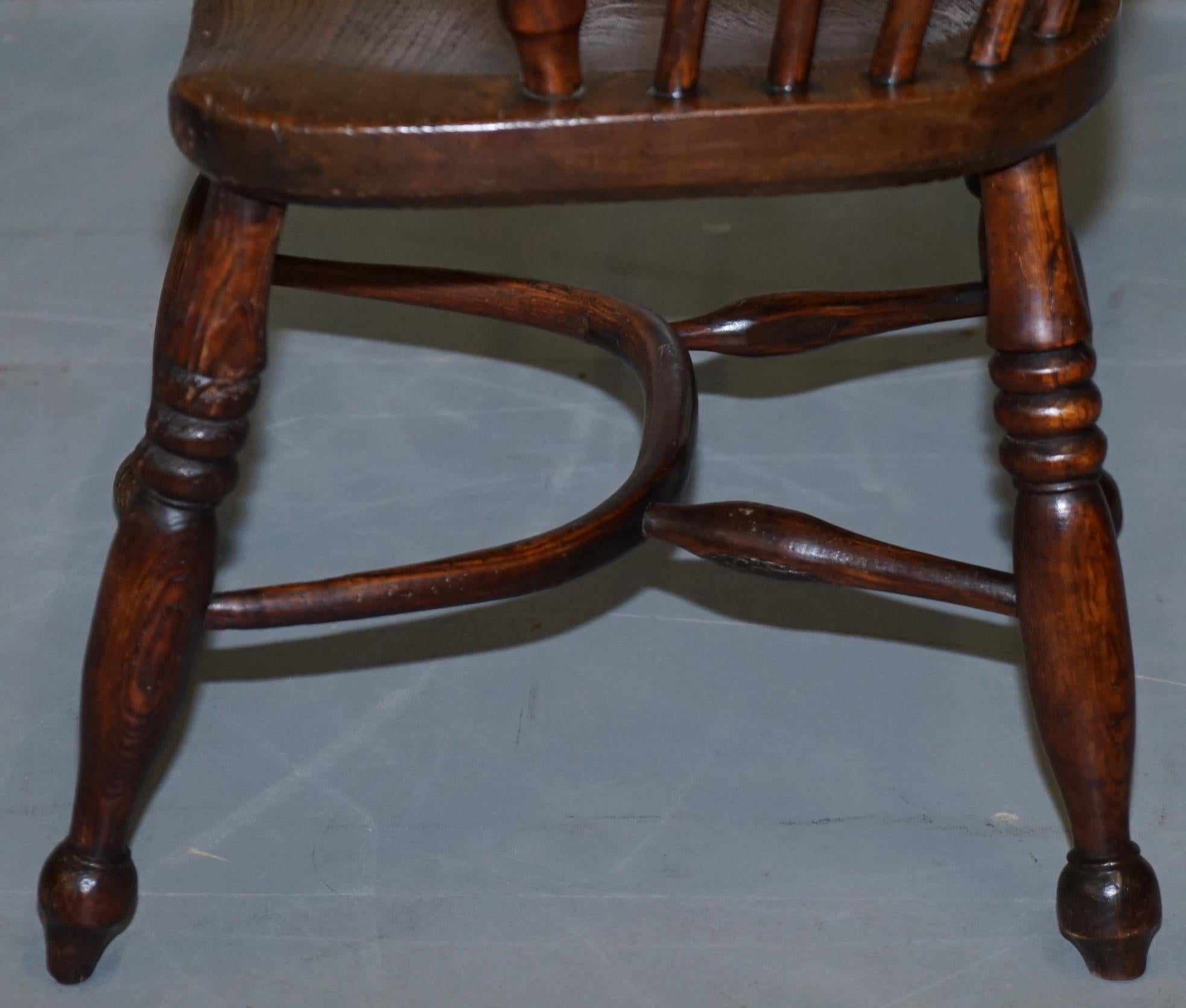 Englischer klassischer antiker Windsor-Sessel aus Ulmenholz mit Creolenrückenlehne aus dem 19. Jahrhundert im Angebot 12