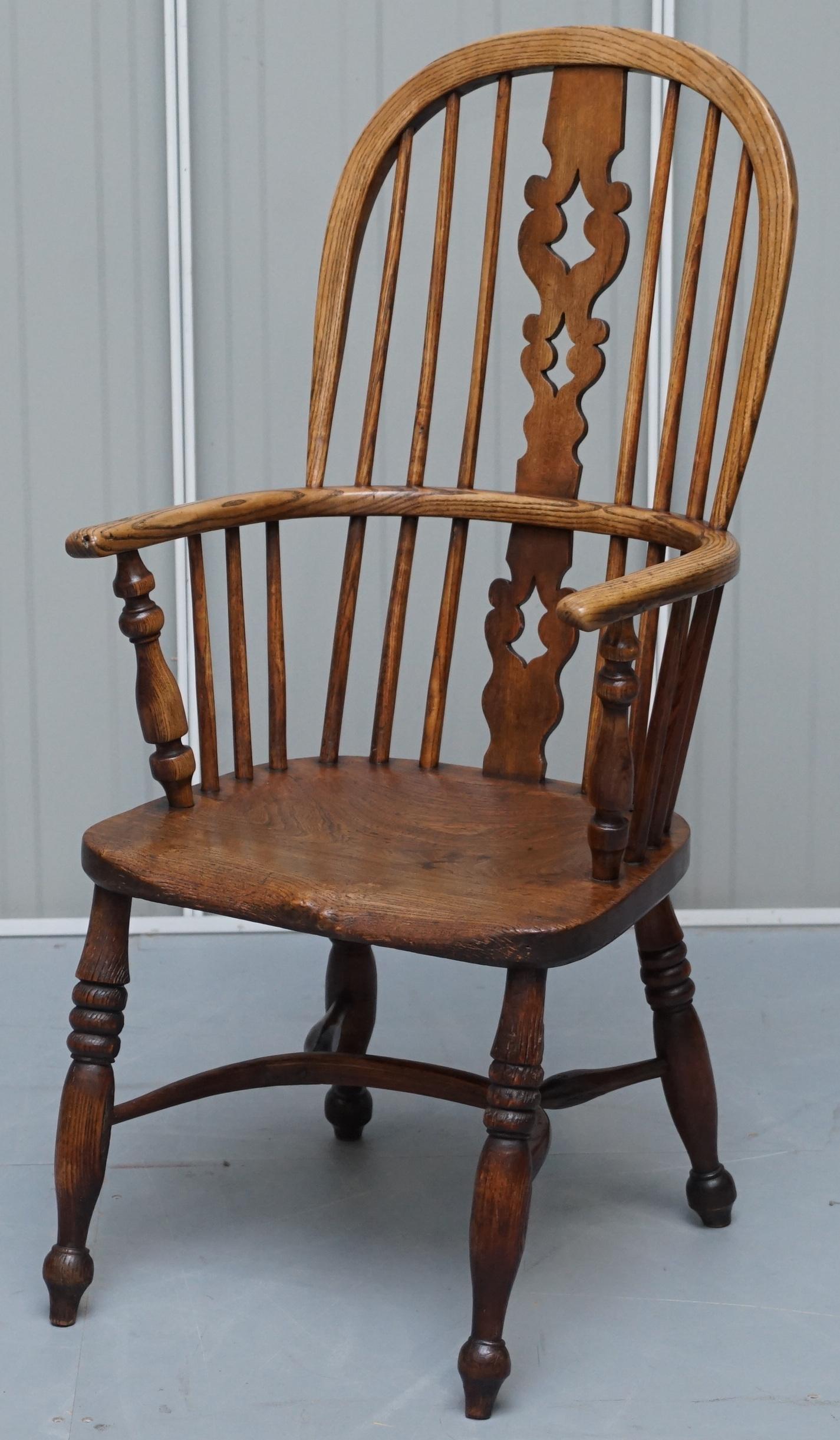 Englischer klassischer antiker Windsor-Sessel aus Ulmenholz mit Creolenrückenlehne aus dem 19. Jahrhundert (Viktorianisch) im Angebot