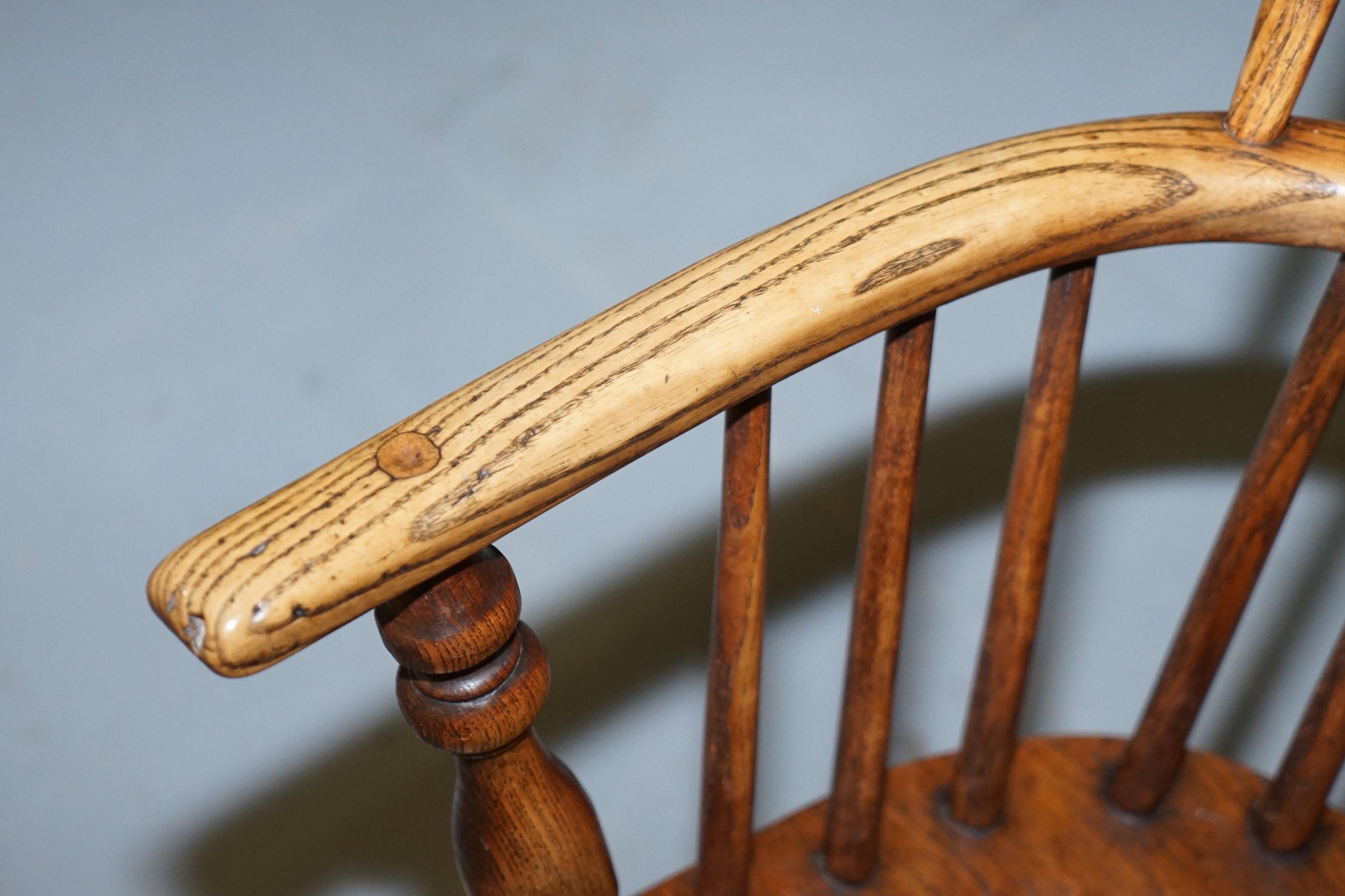Englischer klassischer antiker Windsor-Sessel aus Ulmenholz mit Creolenrückenlehne aus dem 19. Jahrhundert im Angebot 3
