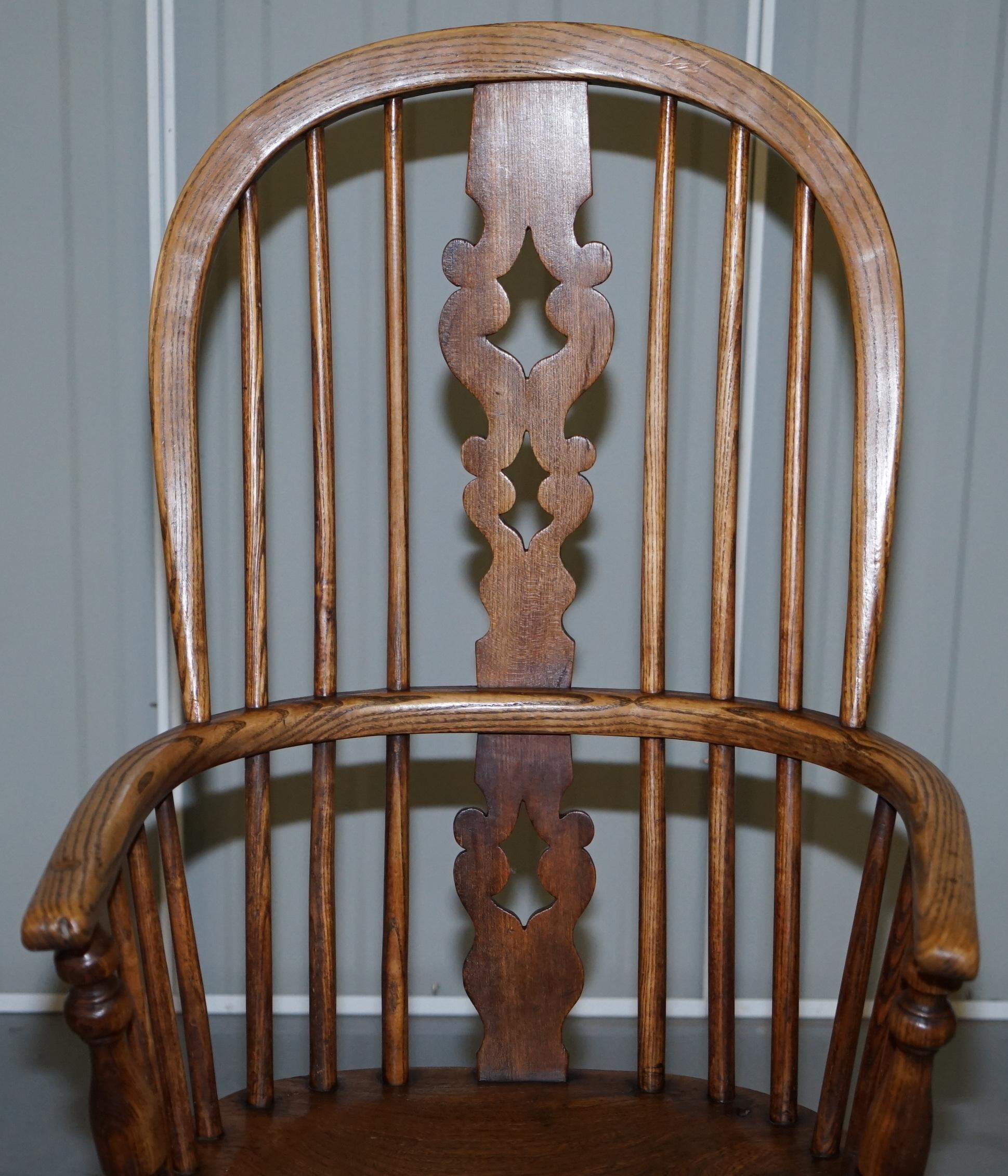 English Classic Antique 19th Century Elm Hoop Back West Country Windsor Armchair For Sale 1