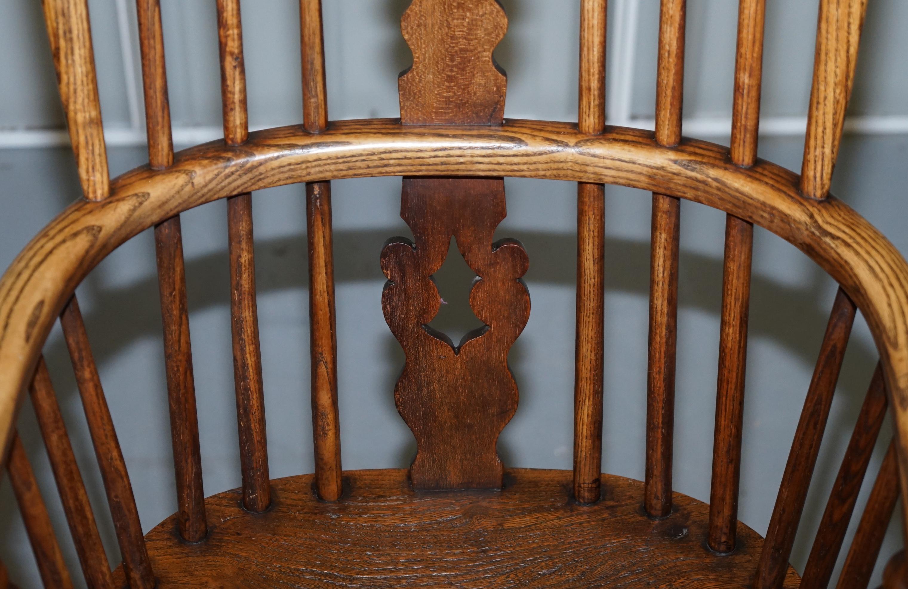 Englischer klassischer antiker Windsor-Sessel aus Ulmenholz mit Creolenrückenlehne aus dem 19. Jahrhundert im Angebot 5